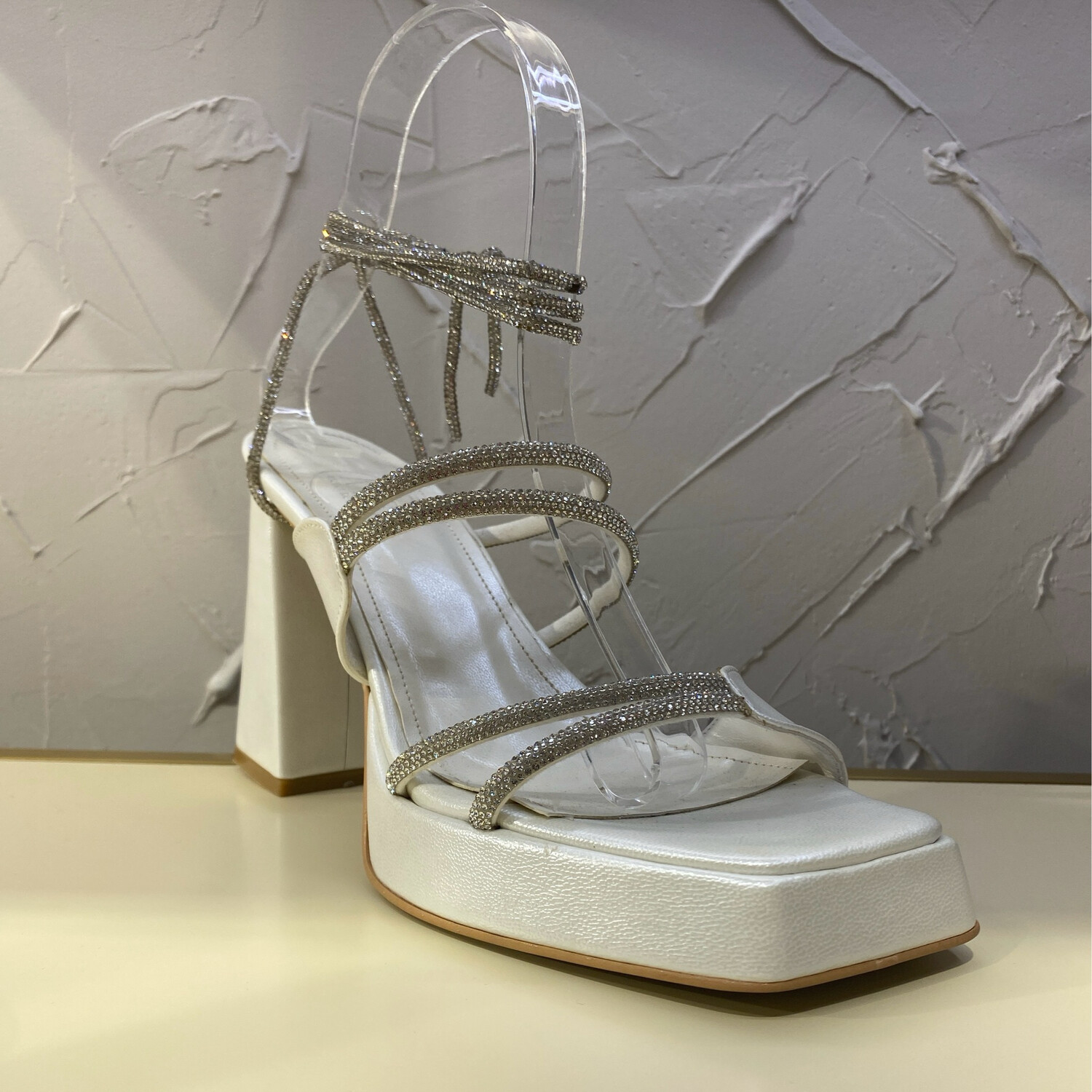 Zapato Blanco con tacón griego y línea de brillantes para amarrar en el tobillo