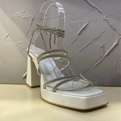Zapato Blanco con tacón griego y línea de brillantes para amarrar en el tobillo
