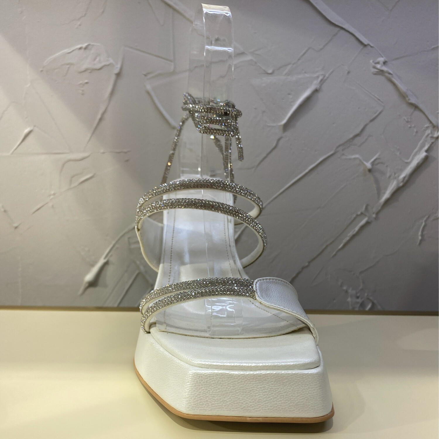 Zapato Blanco con tacón griego y línea de brillantes para amarrar en el tobillo