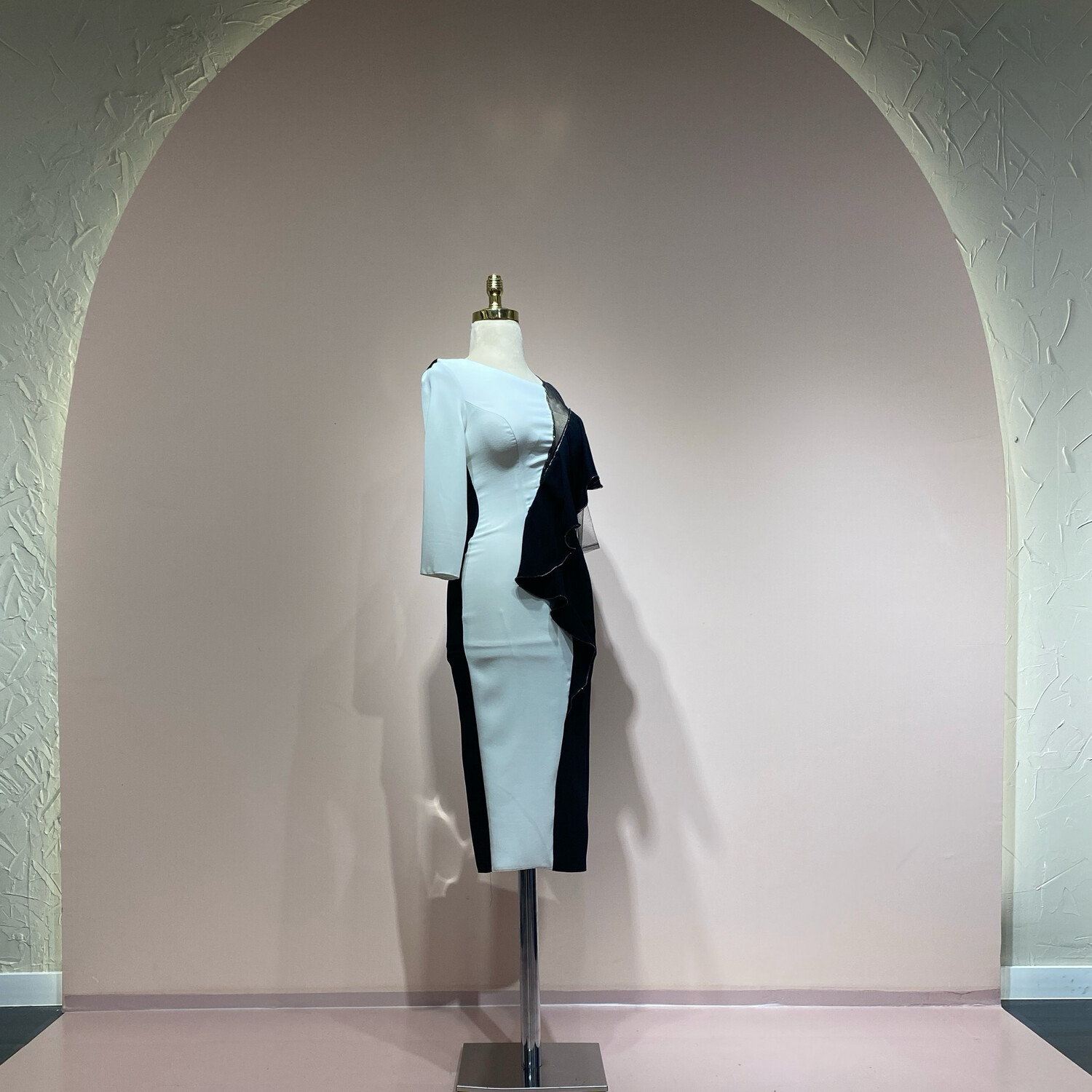Vestido corto de 2 colores blanco y negro, de diversas tallas