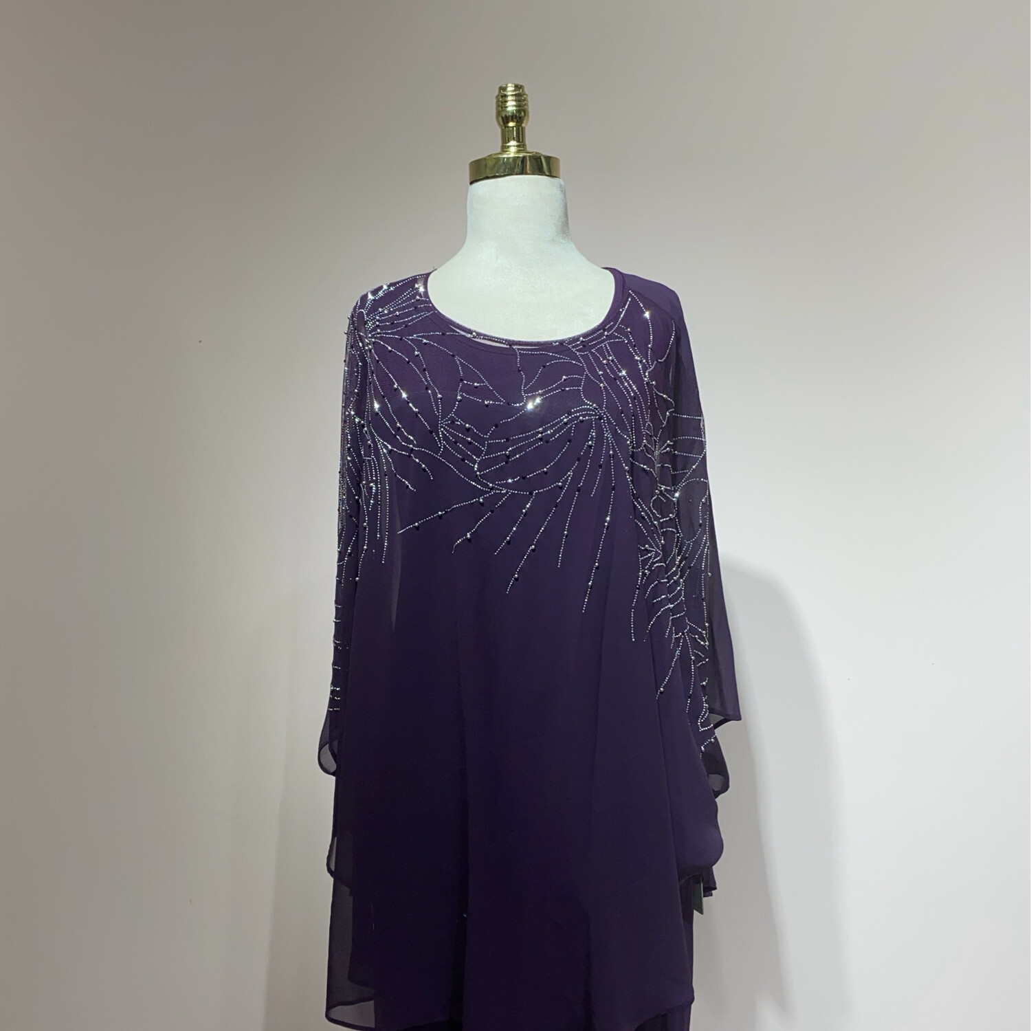 Conjunto de blusa-pantalón, color morado. Talla M