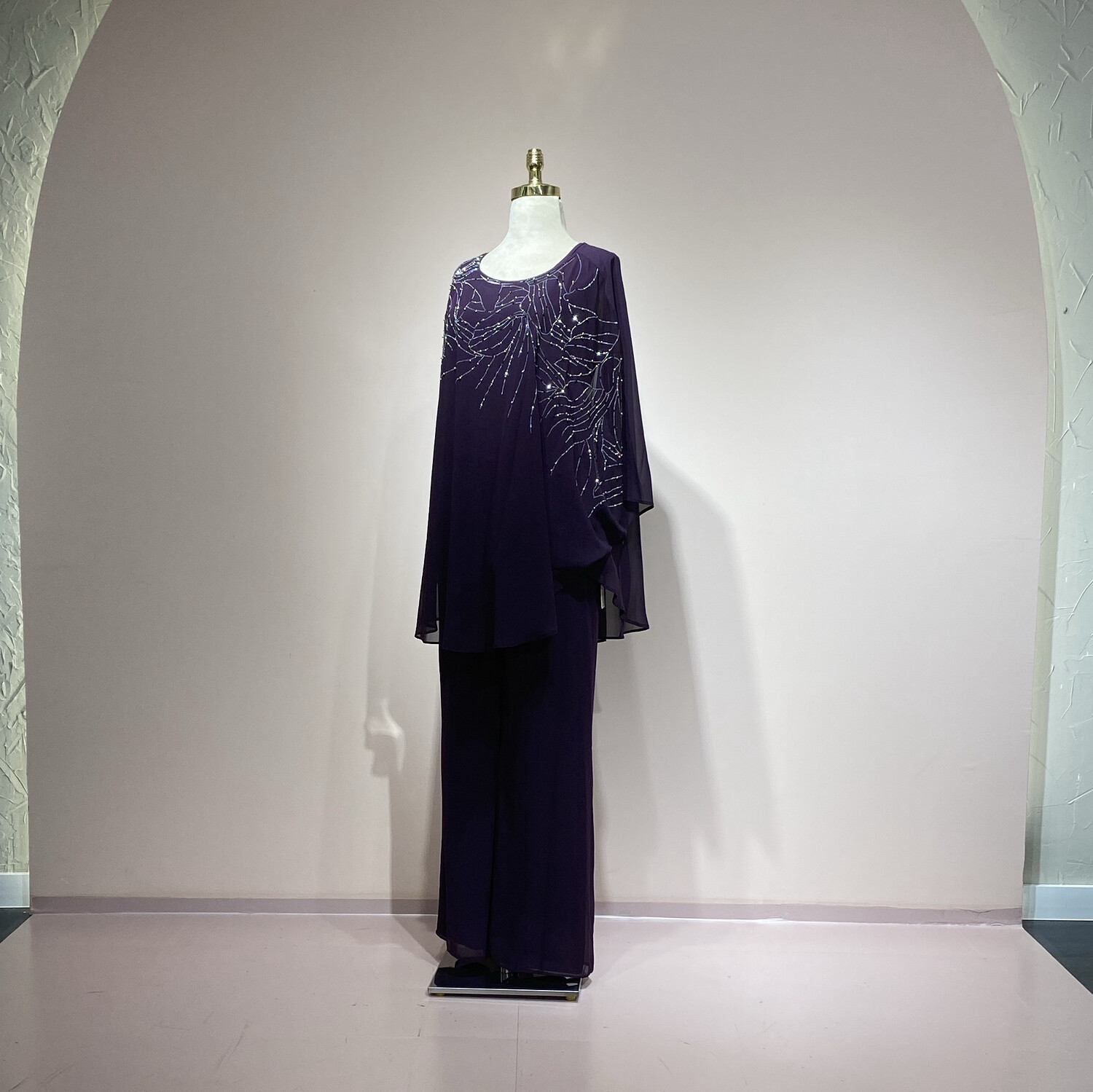 Conjunto de blusa-pantalón, color morado. Talla M