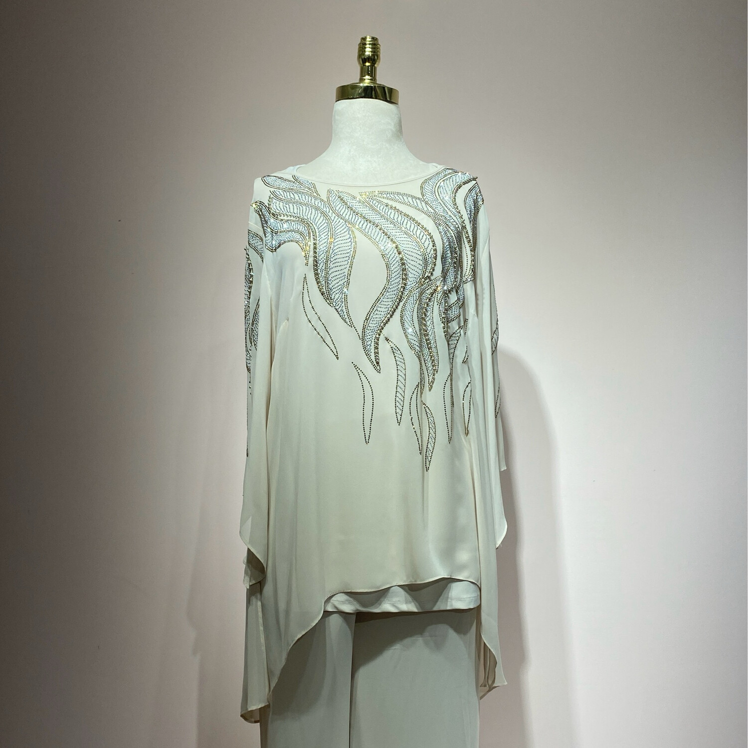Conjunto blusa-pantalon, color beige. Talla L