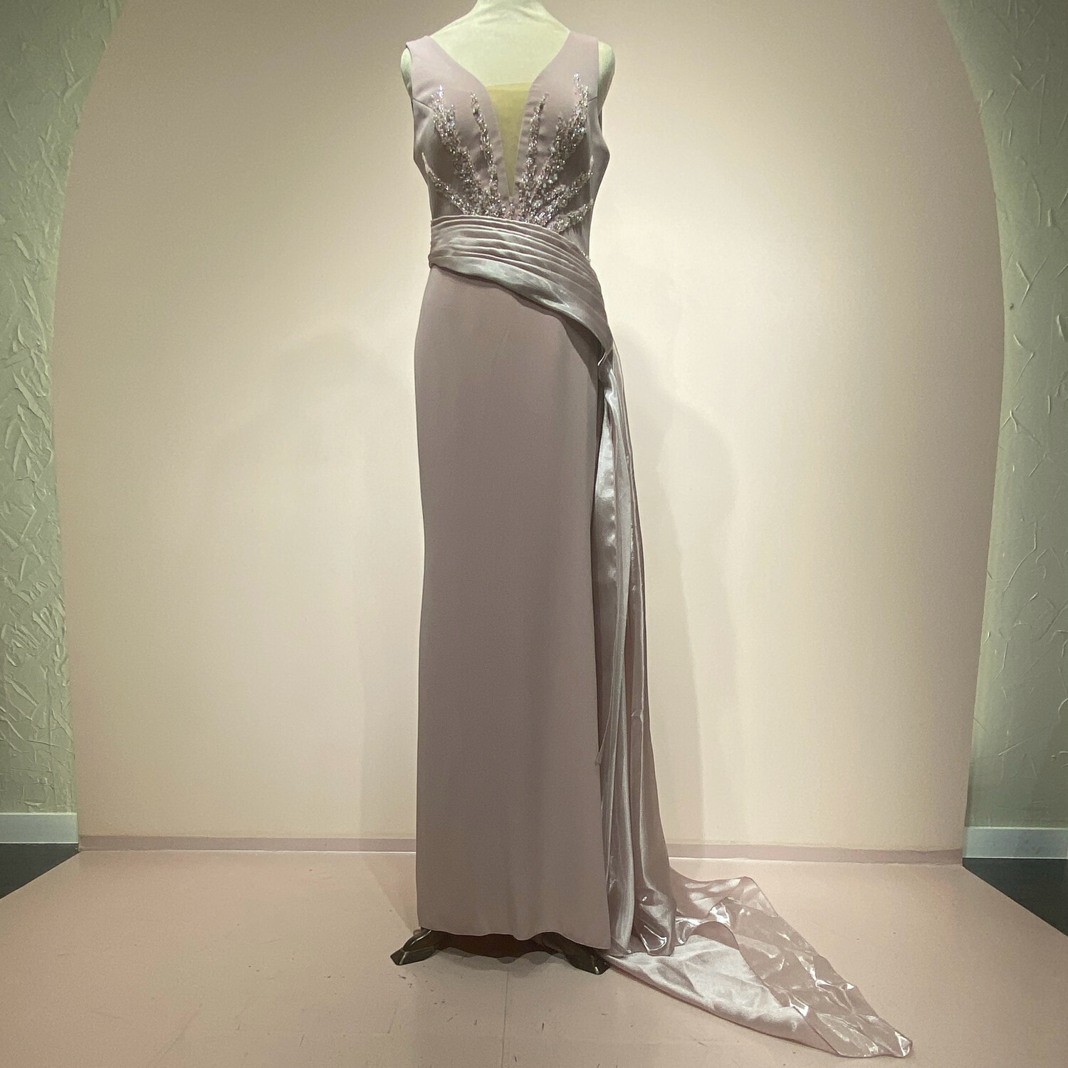 Vestido largo corte recto, colo rosado. Talla S