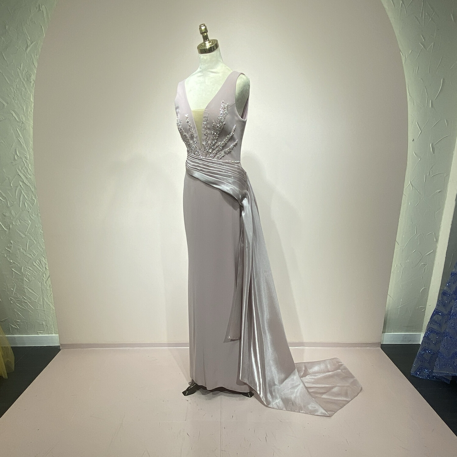Vestido largo corte recto, colo rosado. Talla S