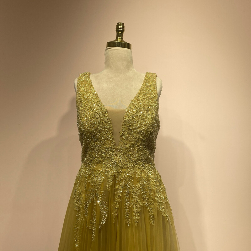 Vestido largo corte A, color amarillo mostaza pálido. Talla S