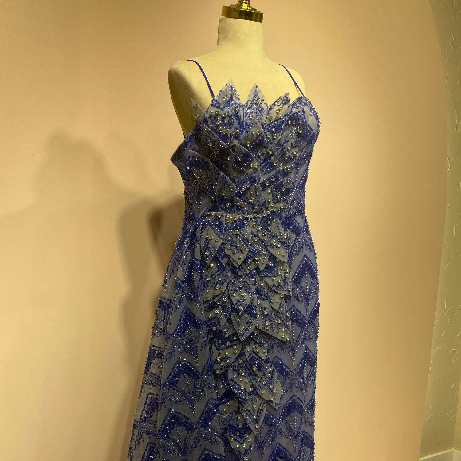 Vestido largo corte recto, color azul indigo. Talla S