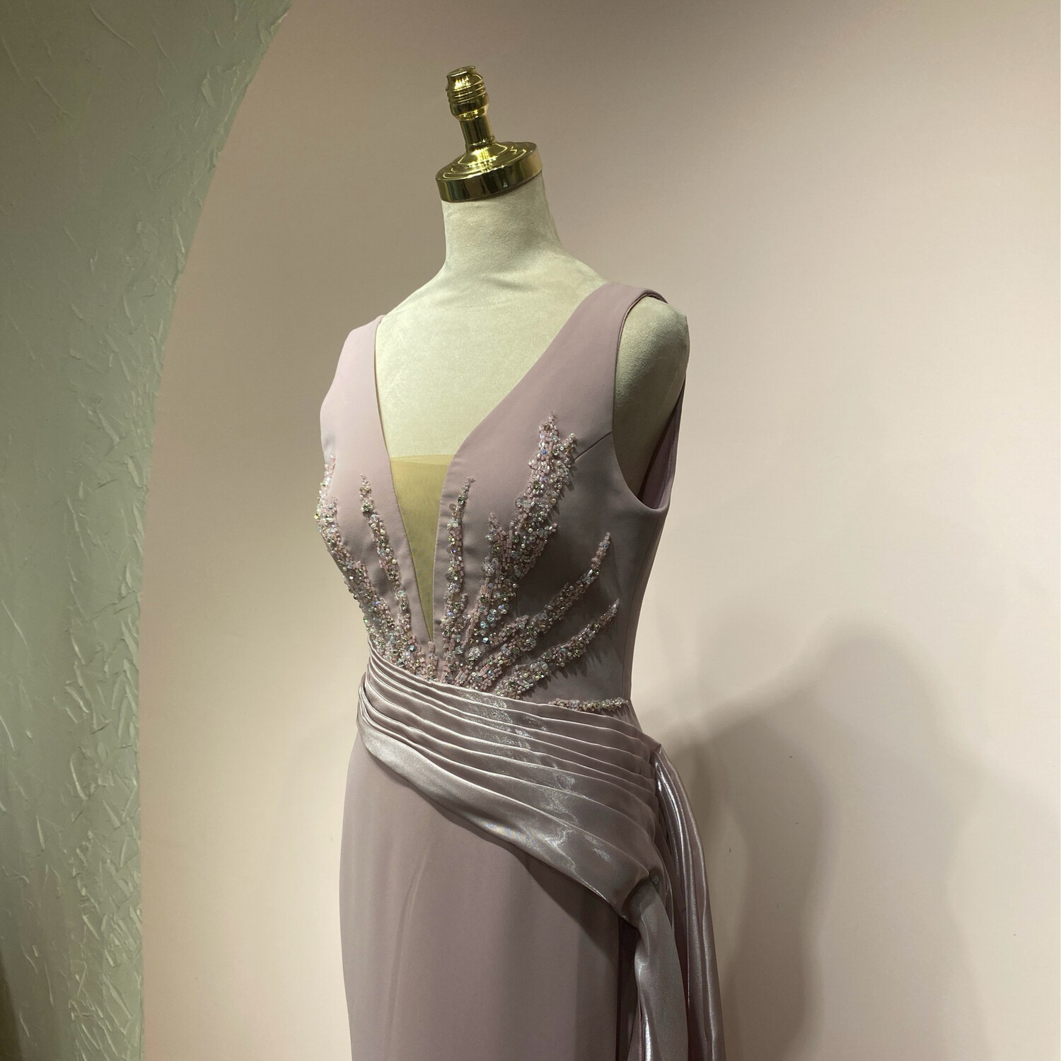 Vestido largo corte recto, colo rosado. Talla S