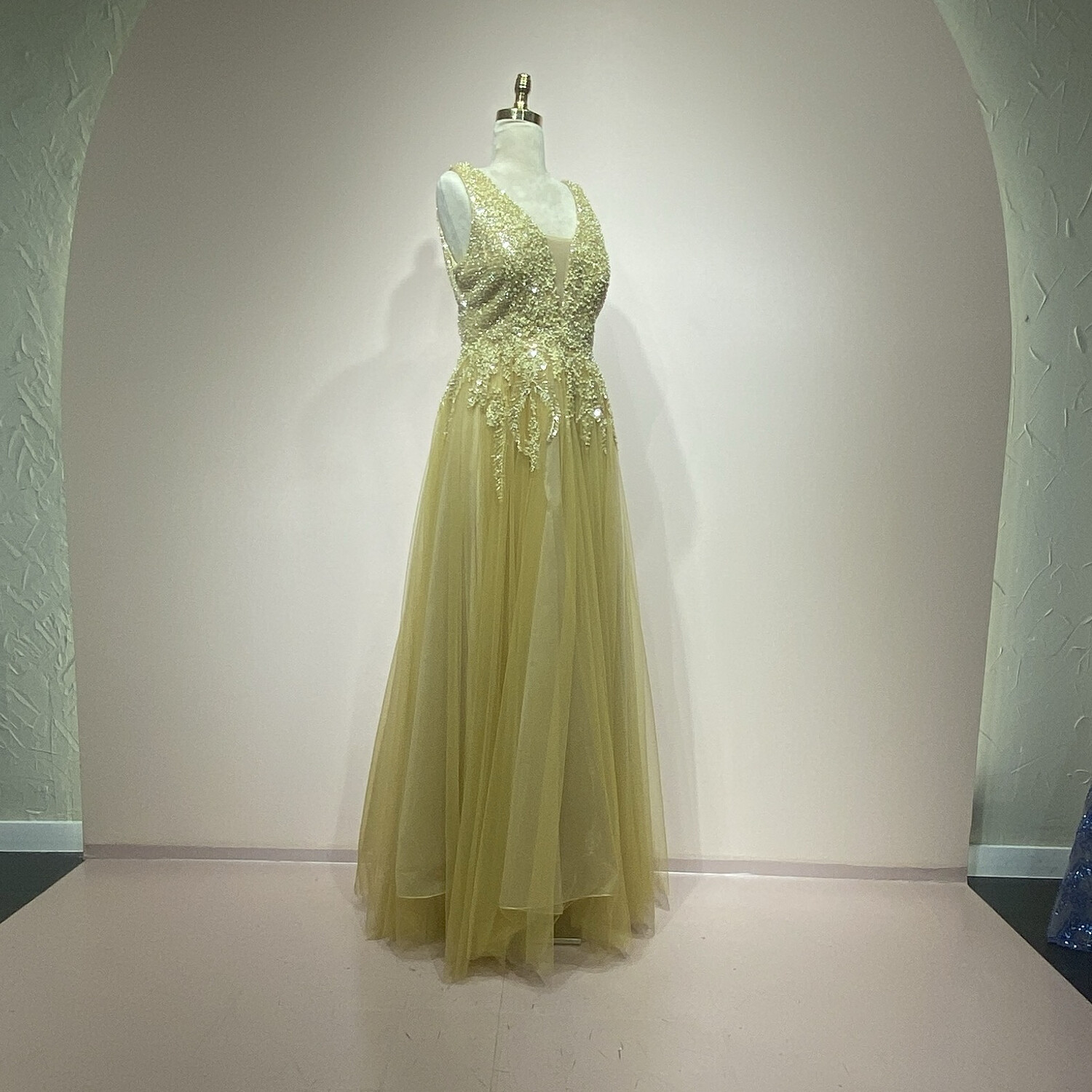 Vestido largo corte A, color amarillo mostaza pálido. Talla S