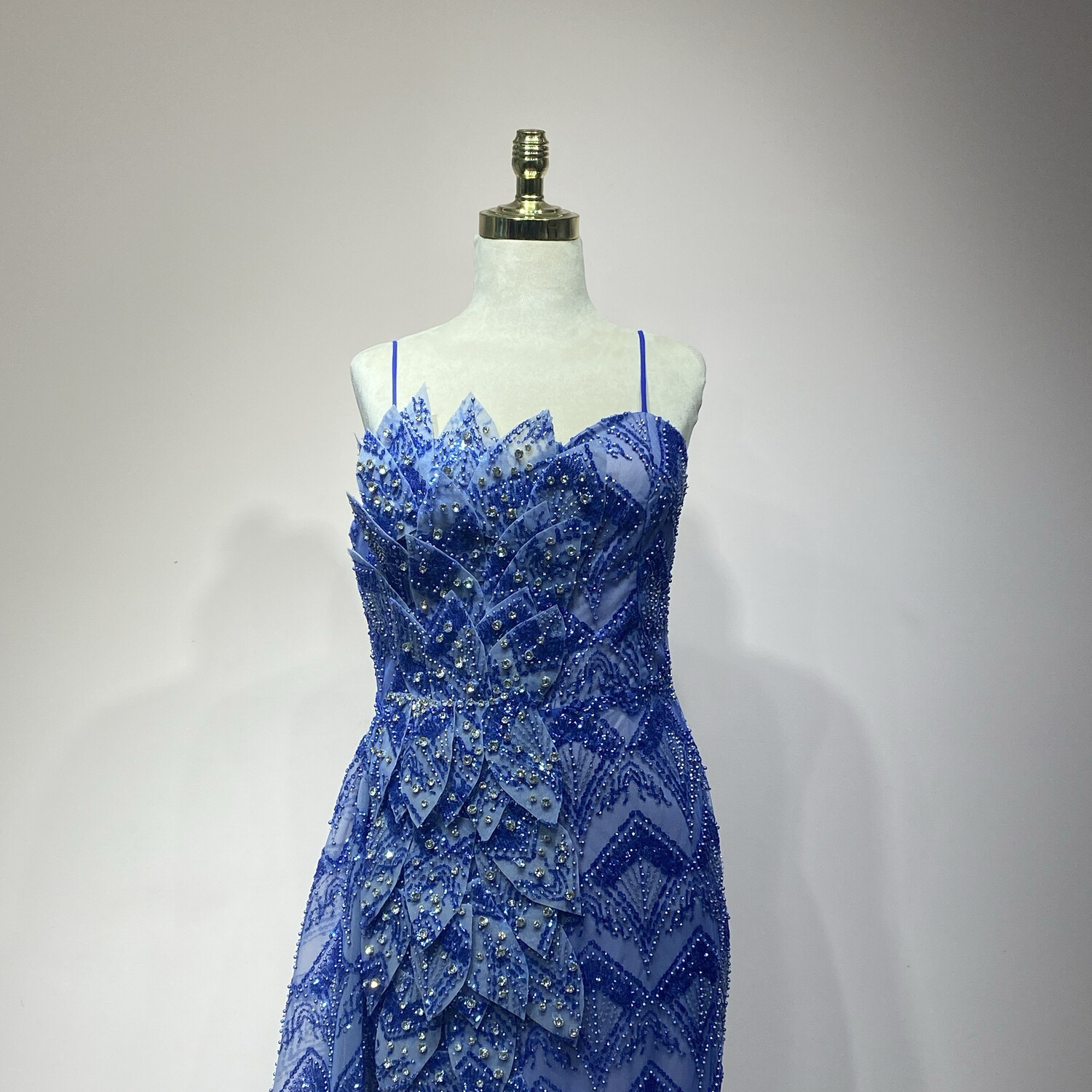 Vestido largo corte recto, color azul indigo. Talla S