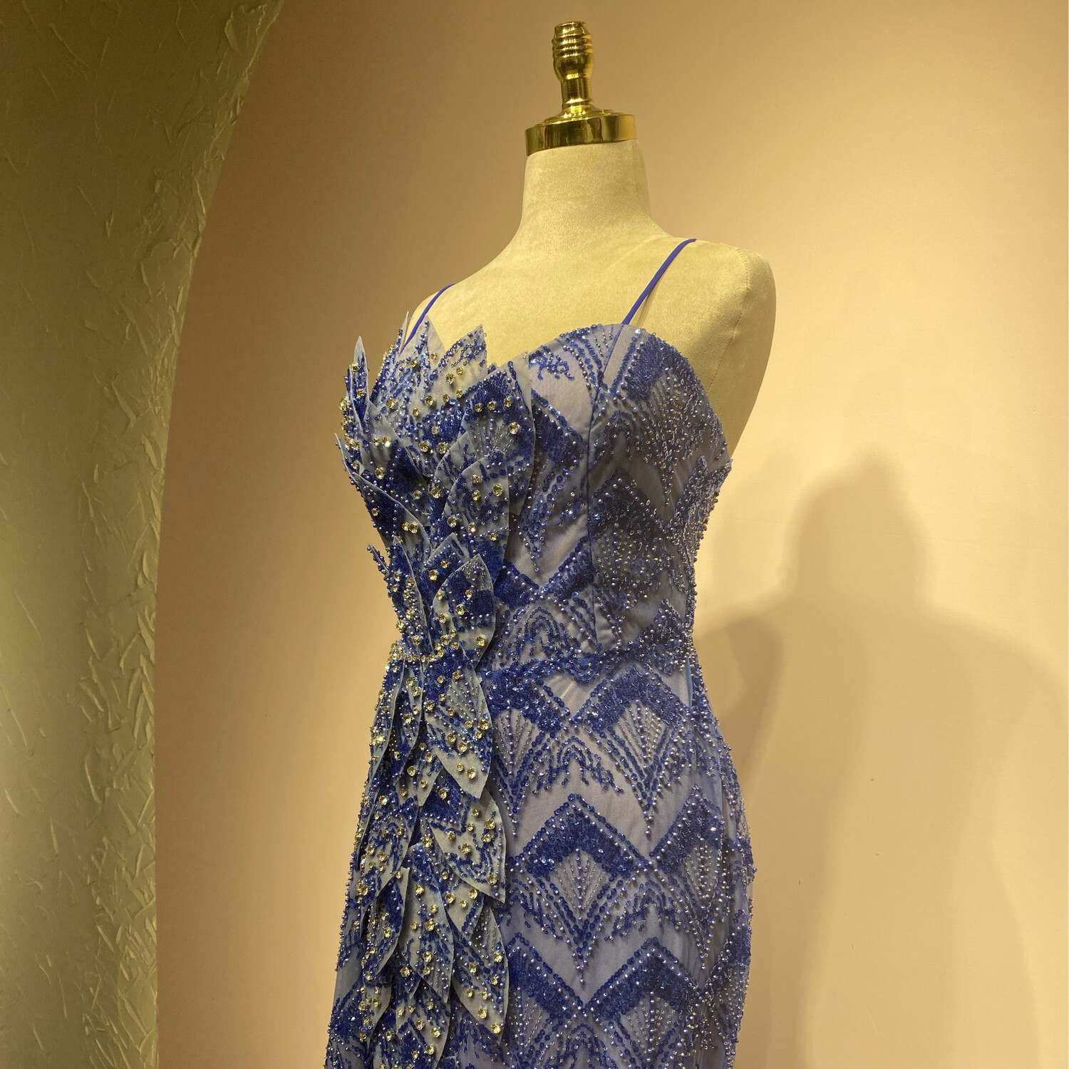 Vestido largo corte recto, color azul indigo. Talla S