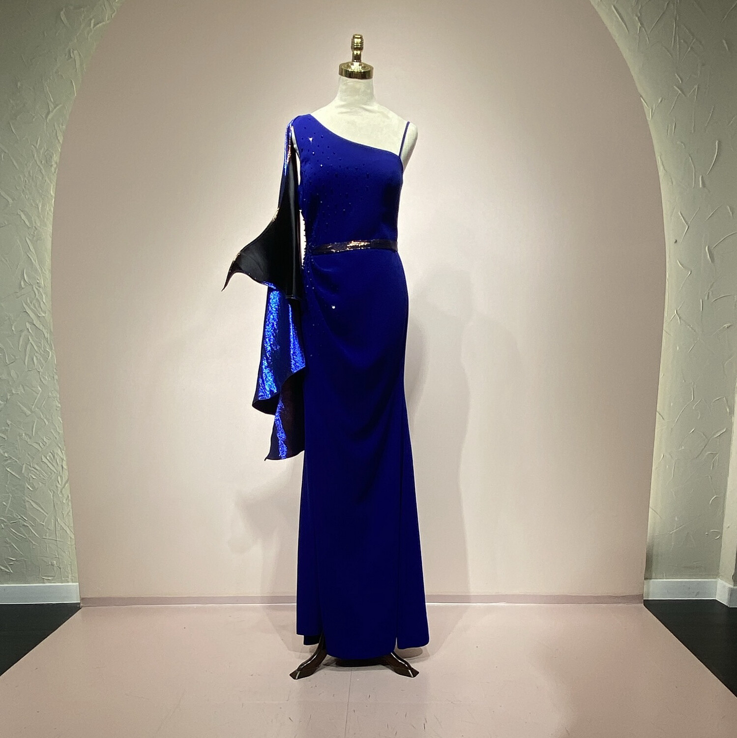 Vestido Largo corte rescto, color azul royal. Talla M
