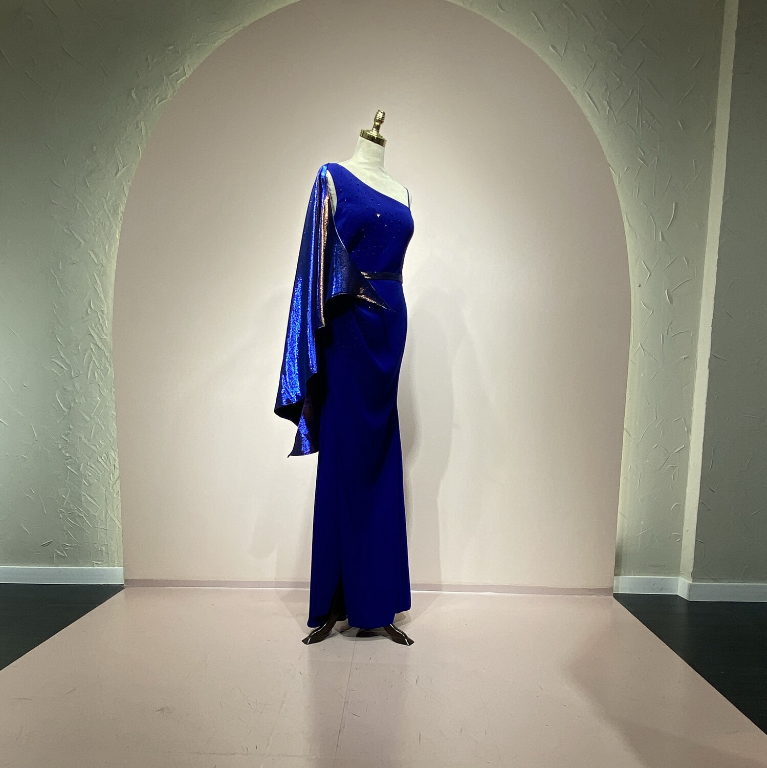 Vestido Largo corte rescto, color azul royal. Talla M