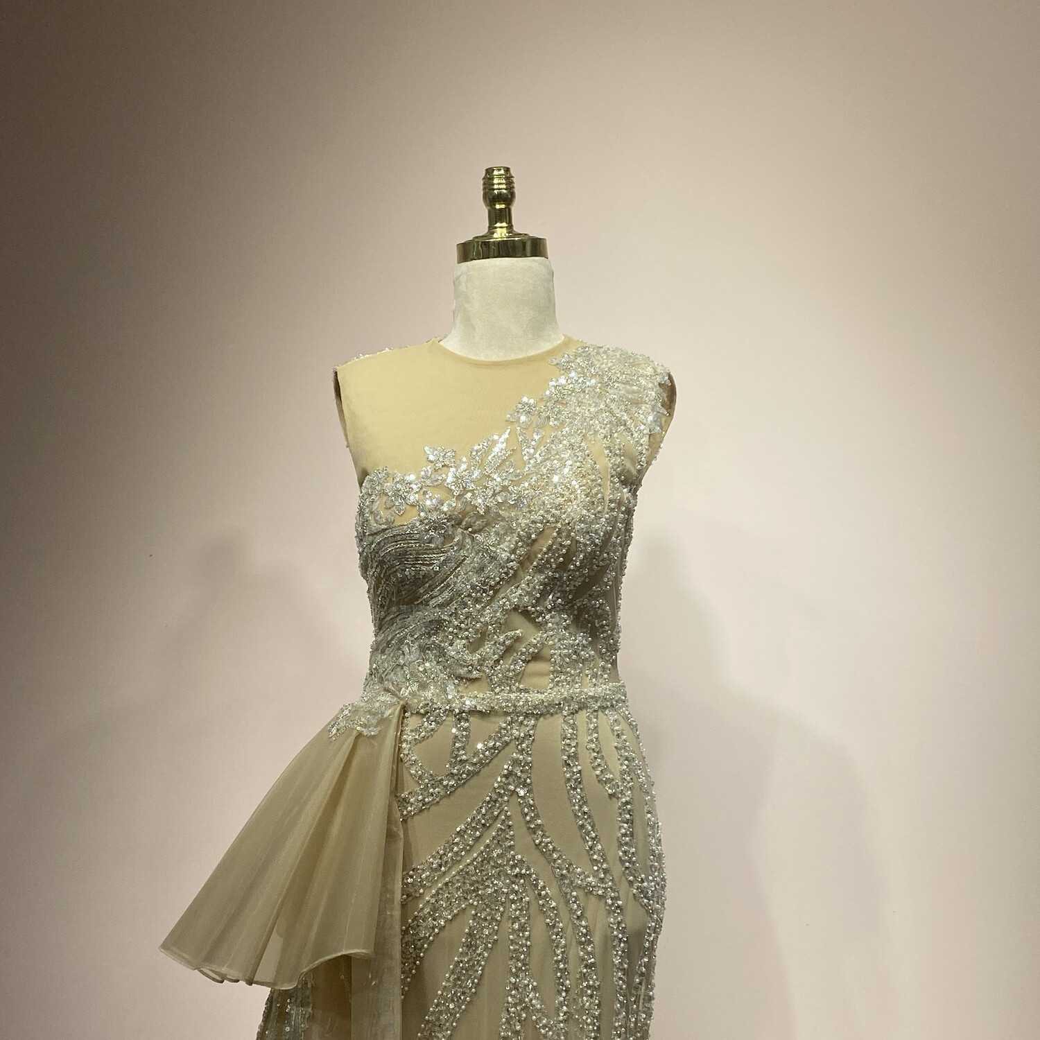 Vestido largo, color crema. Talla S