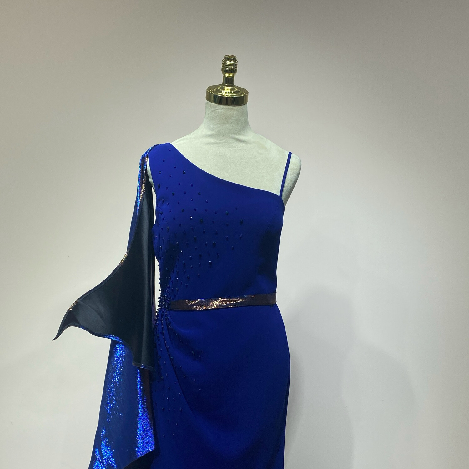 Vestido Largo corte rescto, color azul royal. Talla M