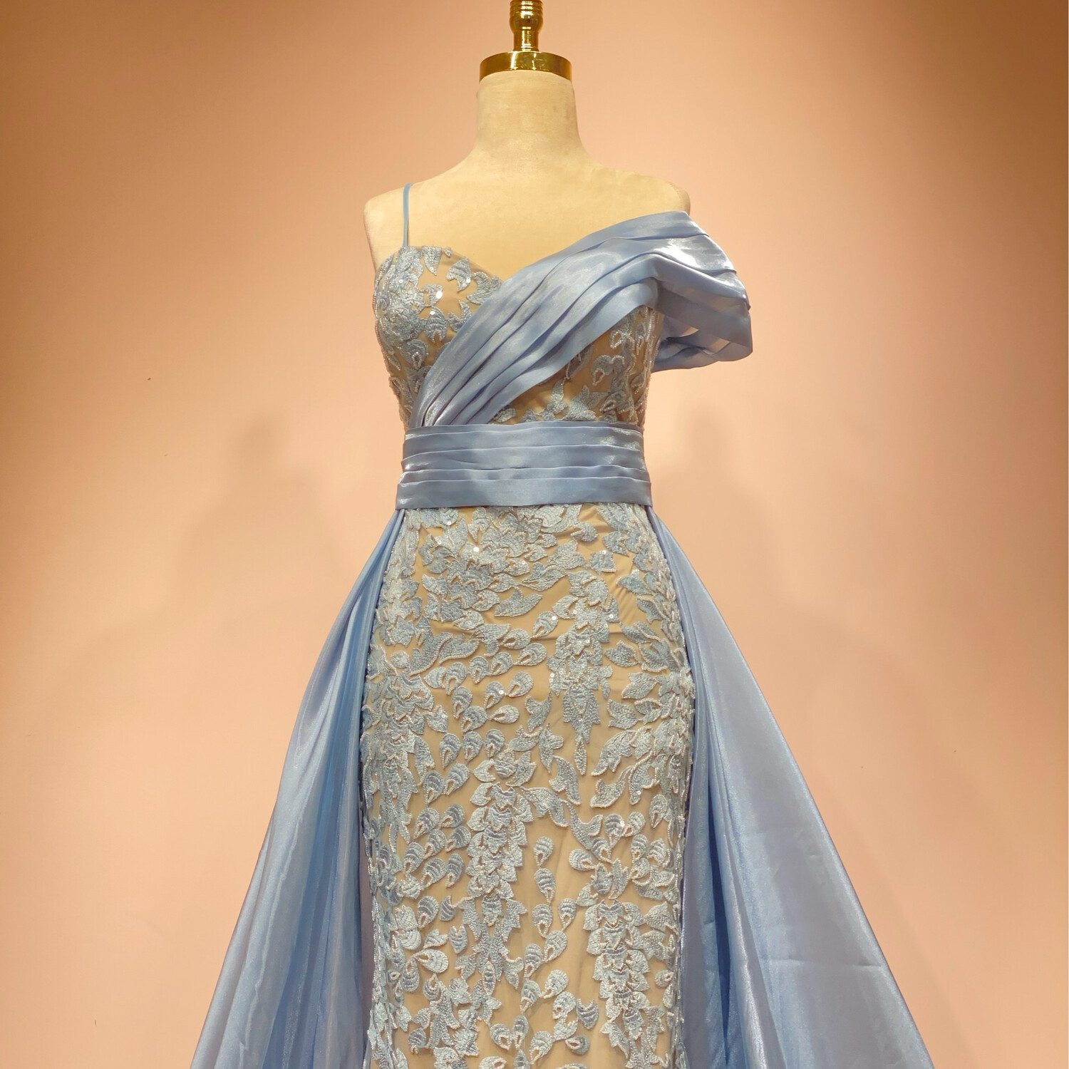 Vestido largo corte recto. color celeste. Talla S