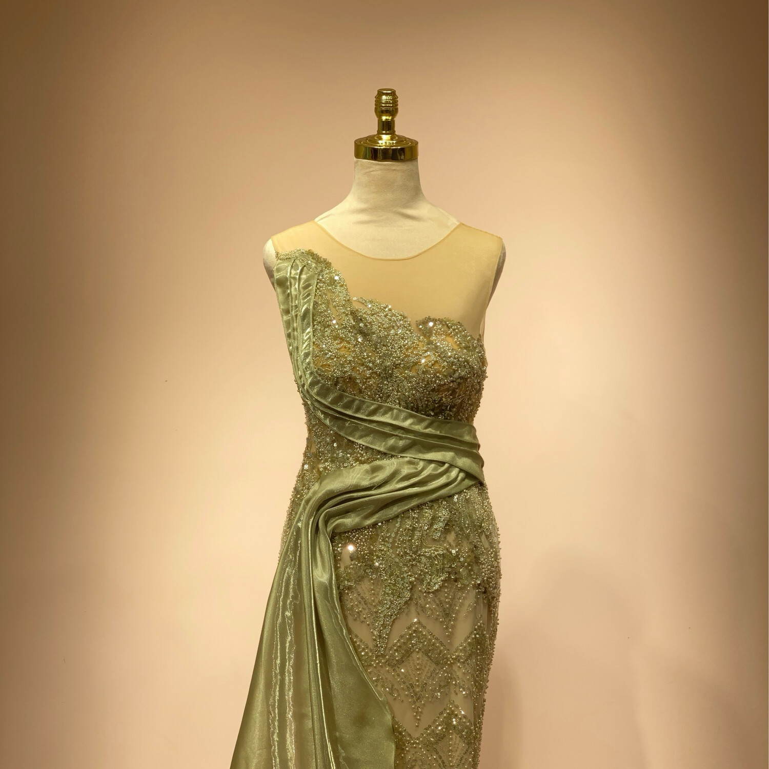Vestido largo corte sirena, color verde olivo. Talla M