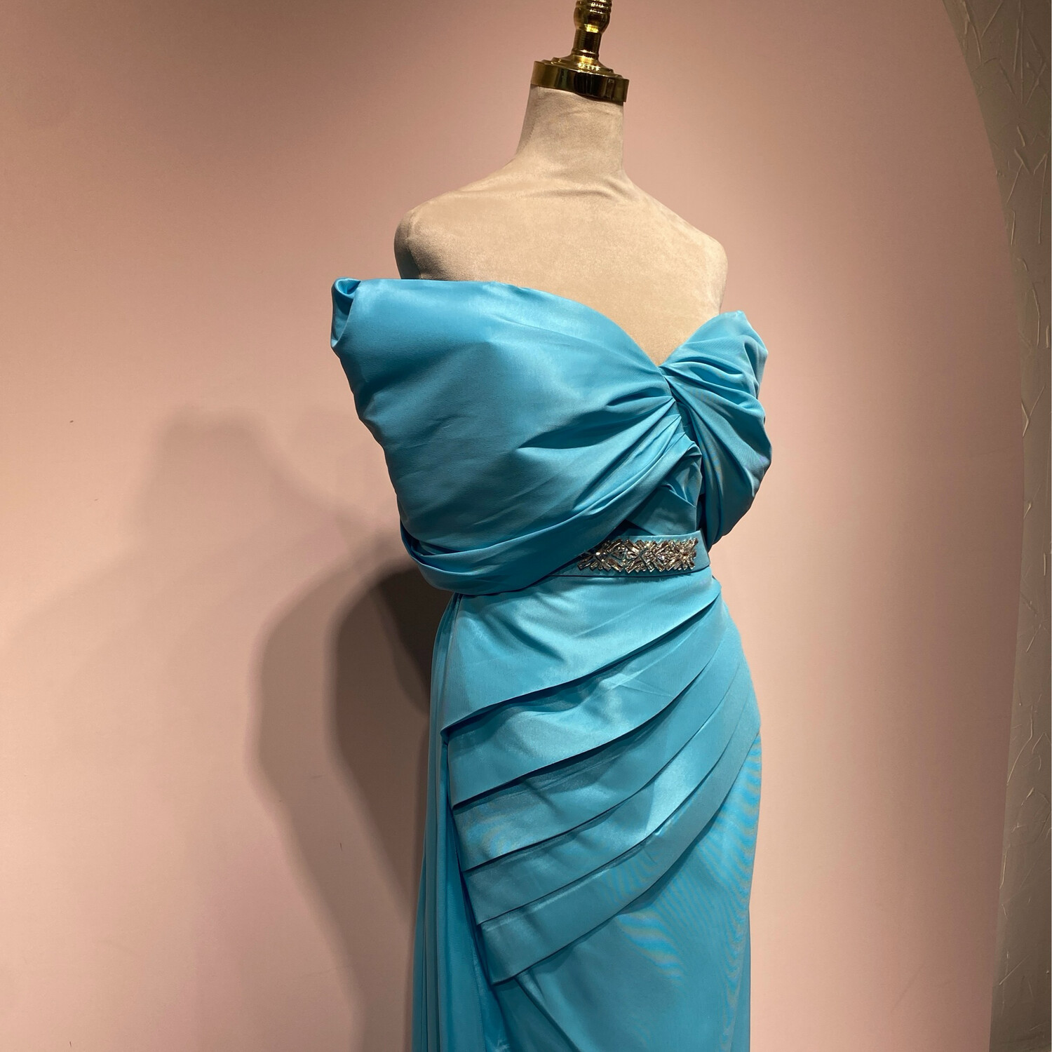 Vestido largo corte recto, color celeste. Talla S