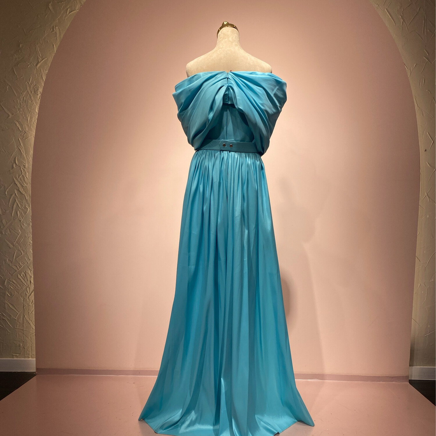 Vestido largo corte recto, color celeste. Talla S