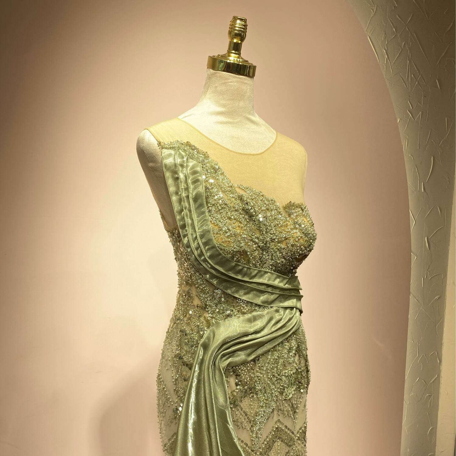 Vestido largo corte sirena, color verde olivo. Talla M