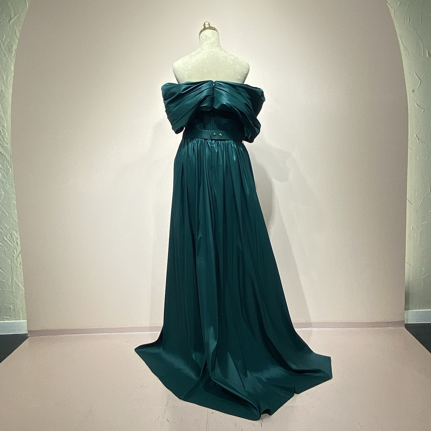 Vestido largo corte recto, color verde. Talla M
