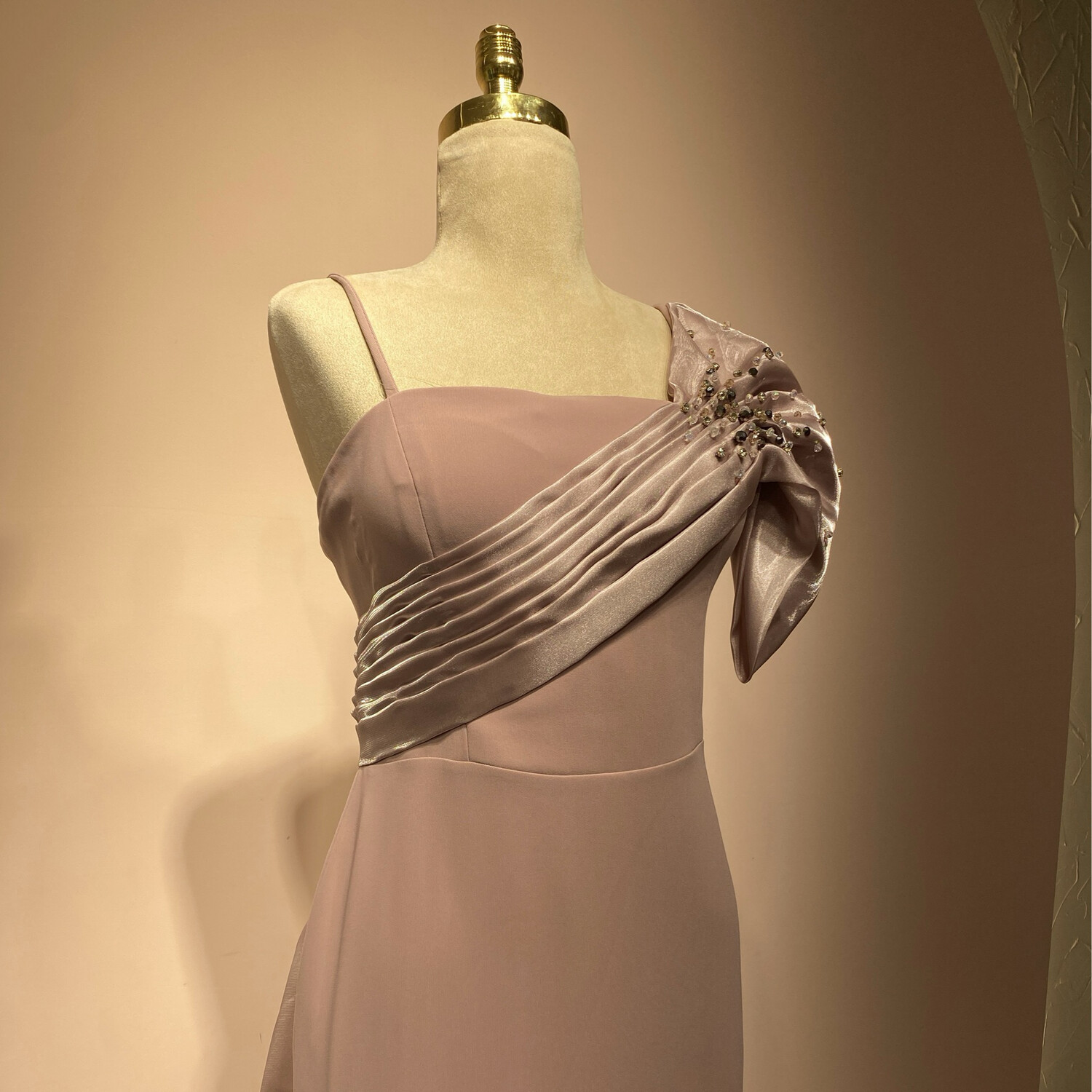 Vestido largo corte recto, color rosado. Talla S
