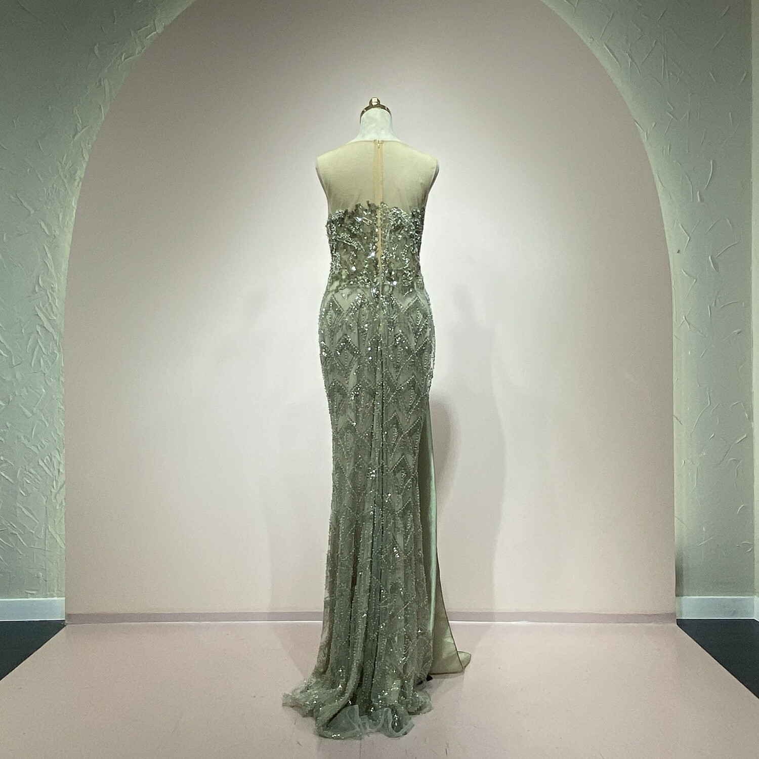 Vestido largo corte sirena, color verde olivo. Talla M