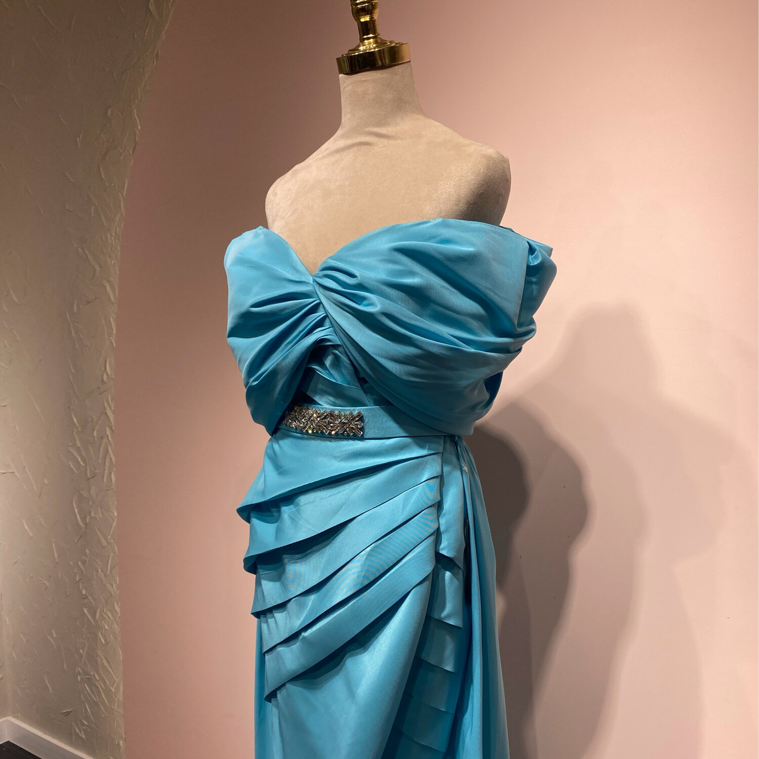 Vestido largo corte recto, color celeste. Talla S
