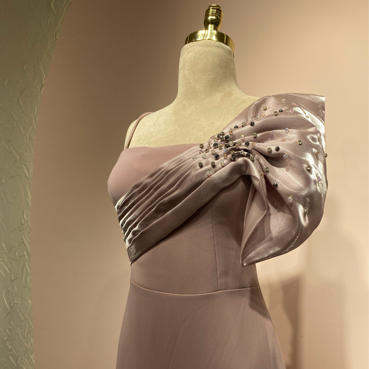 Vestido largo corte recto, color rosado. Talla S