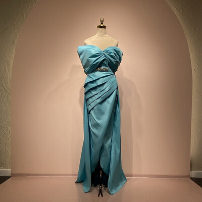 Vestido largo corte recto, color celeste. Talla S