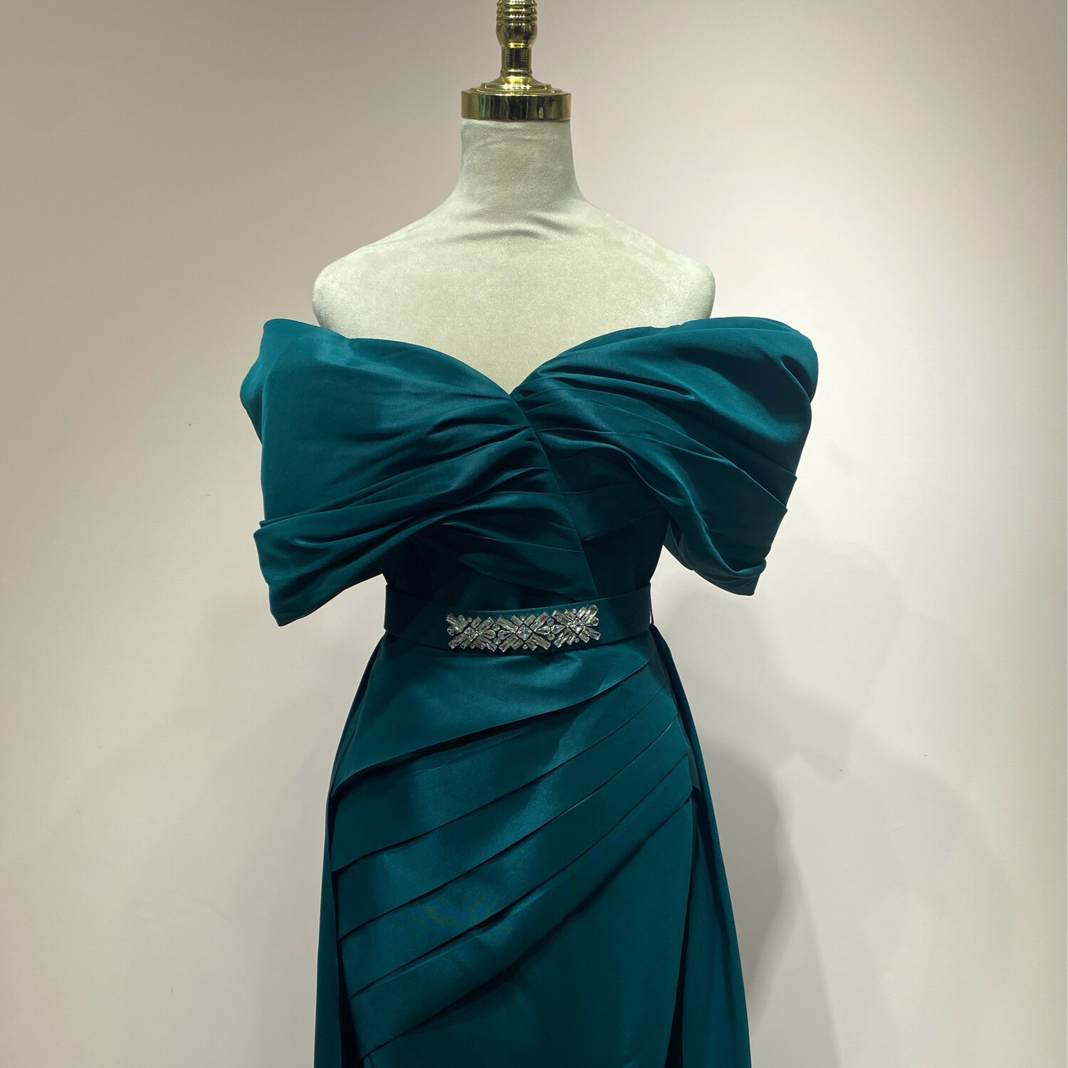 Vestido largo corte recto, color verde. Talla M