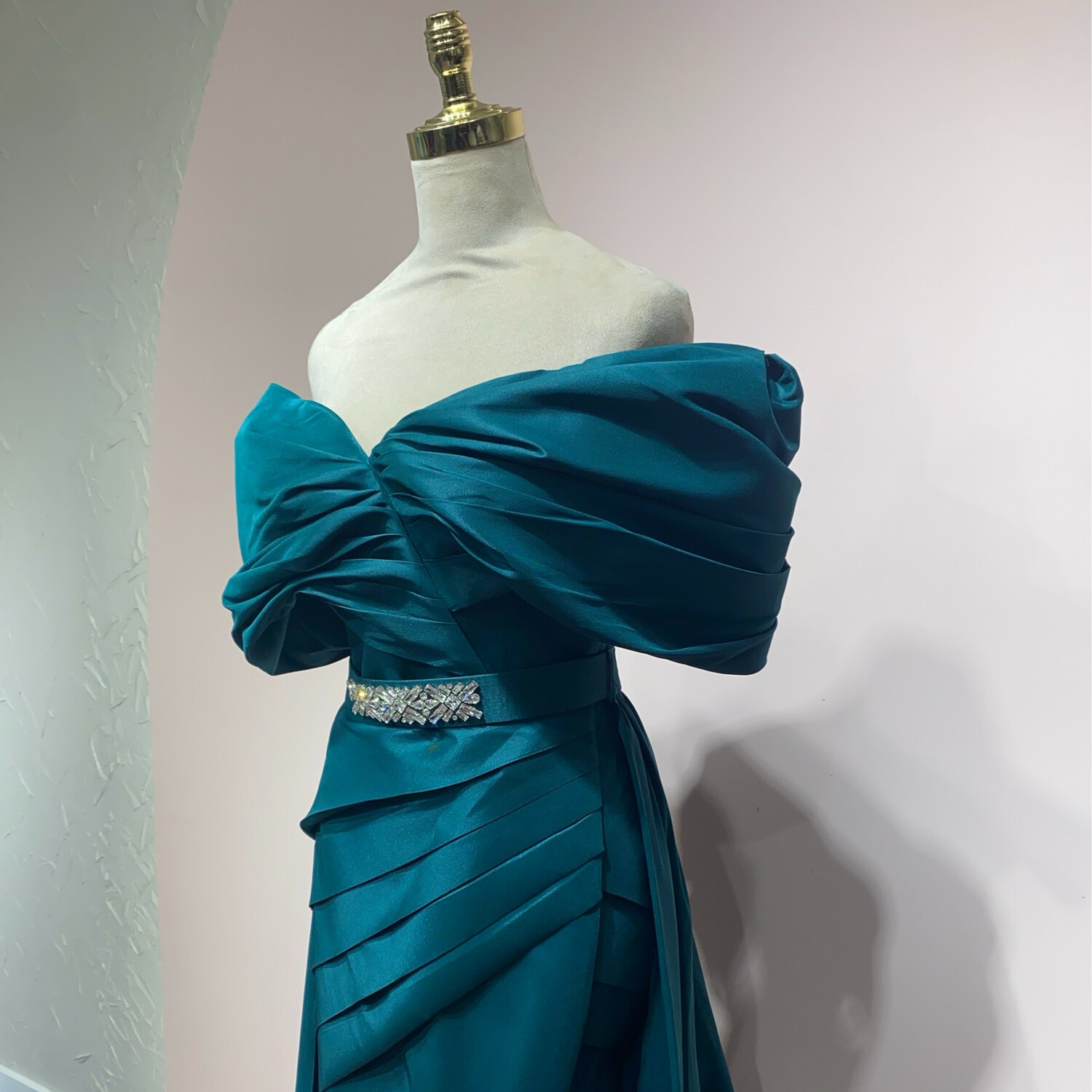 Vestido largo corte recto, color verde. Talla M