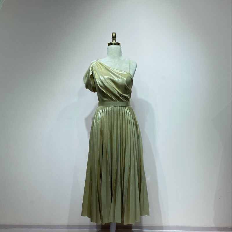 Vestido corto dorado de diversas tallas