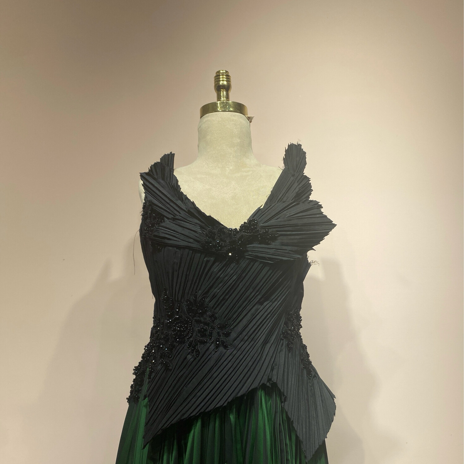 Vestido largo negro con verde esmeralda, talla 44 - L