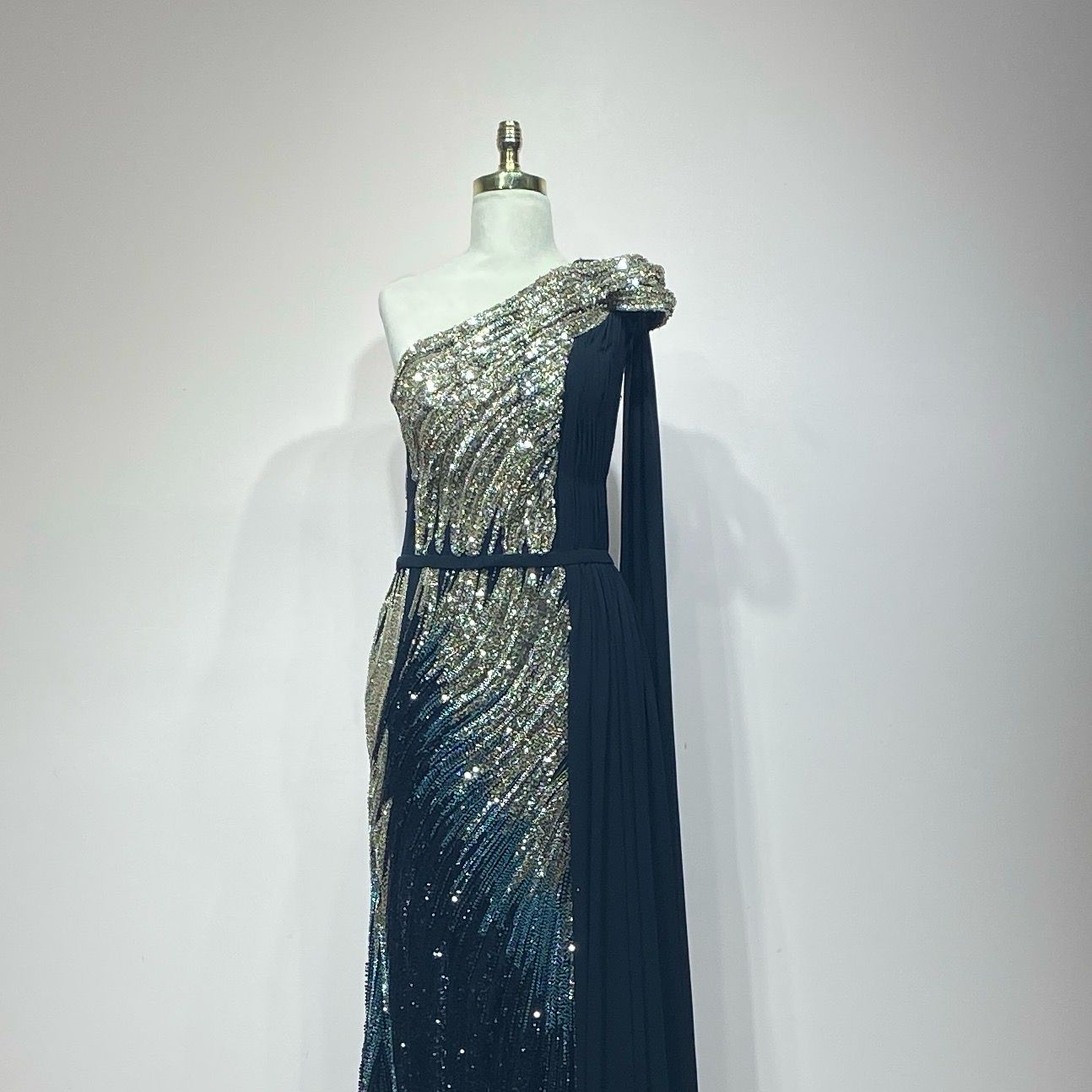 Vestido negro dorado talla 16