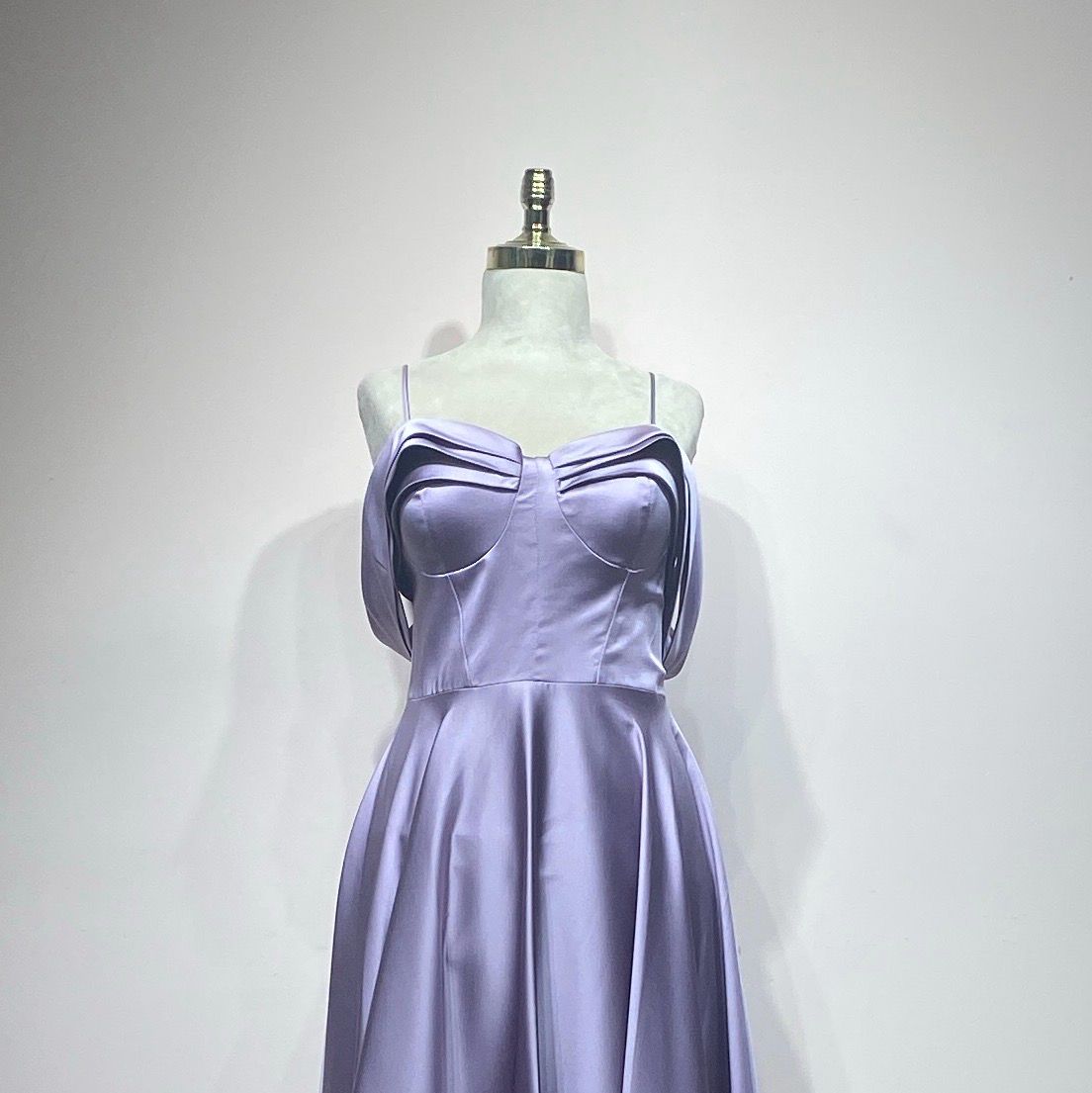 Vestido corto color lila de diversas tallas