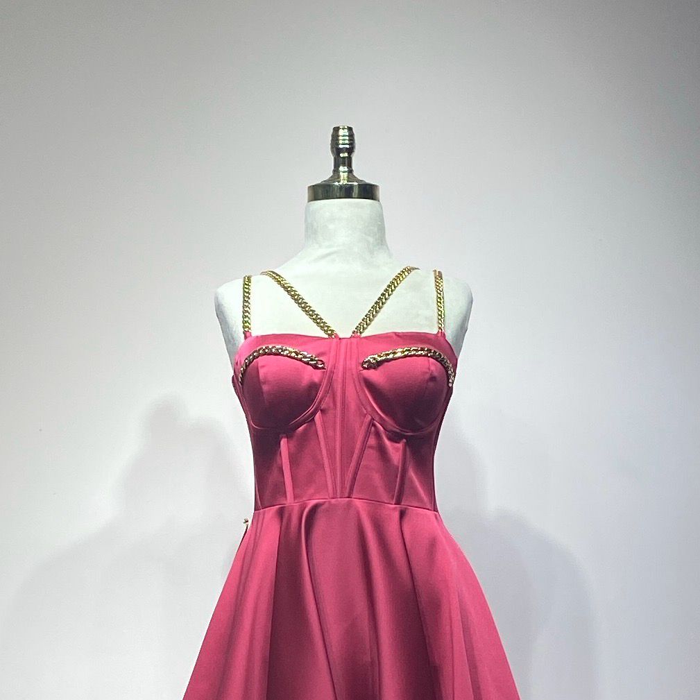 Vestido corto color fucsia de diversas tallas