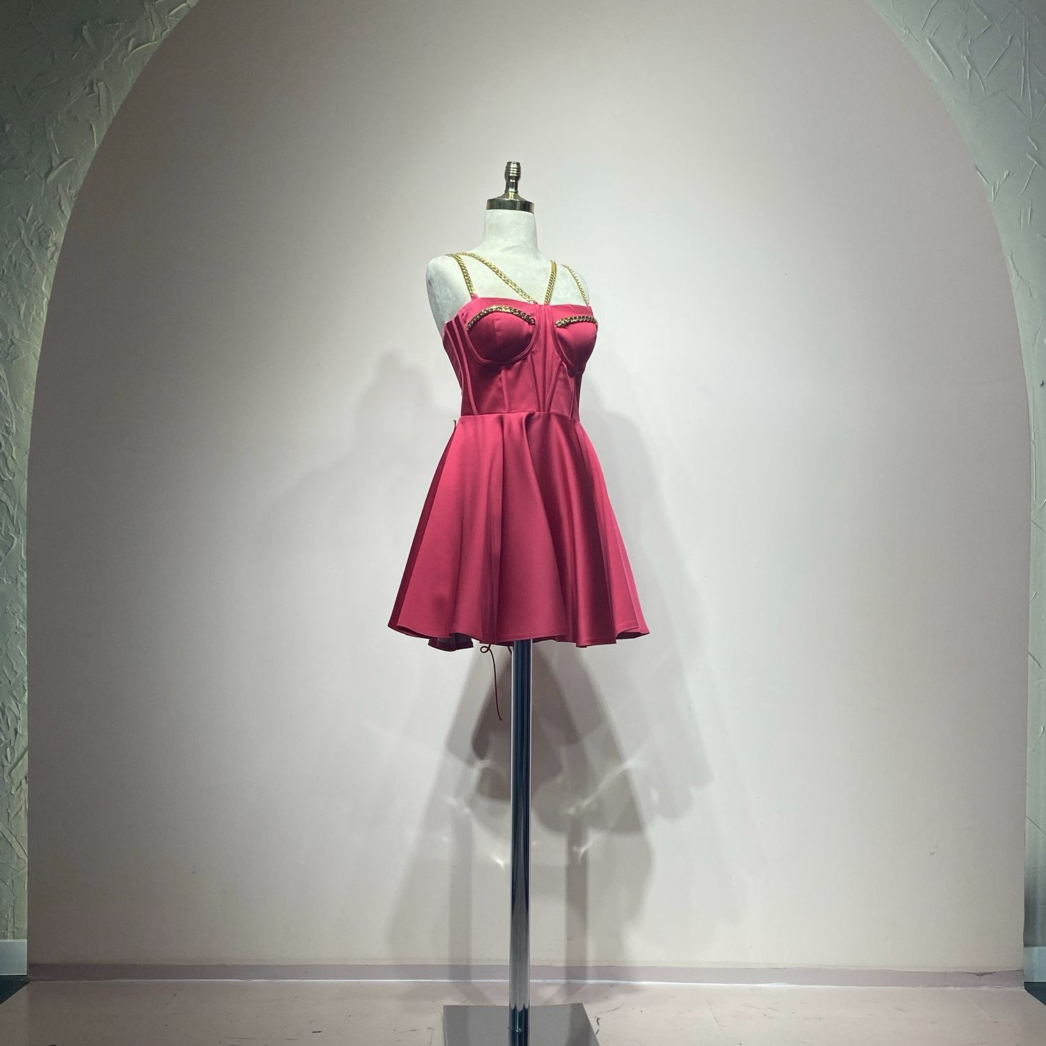 Vestido corto color fucsia de diversas tallas