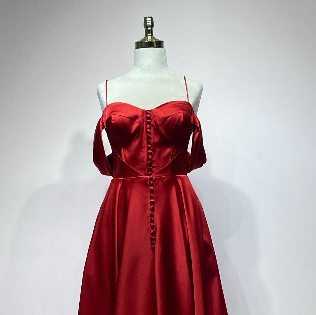 Vestido corto color rojo corte midi talla 38/6 Vestido corto color rojo corte midi talla 38/6