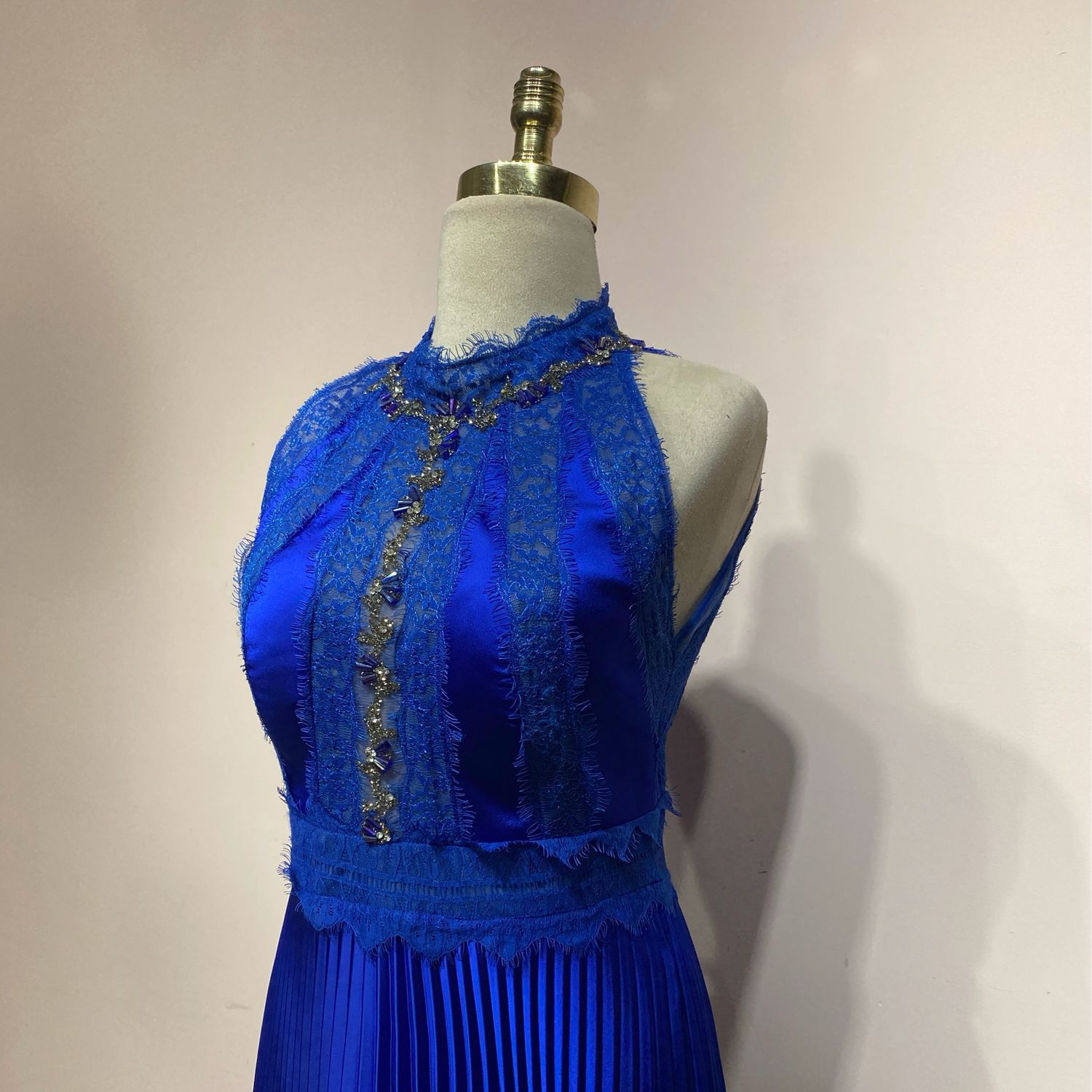 Vestido largo halter, color azul con tonalidad royal. Talla  S