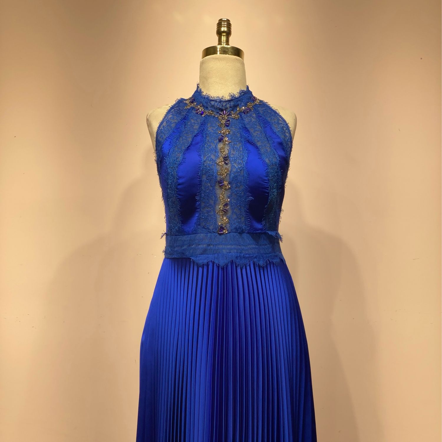 Vestido largo halter, color azul con tonalidad royal. Talla  S