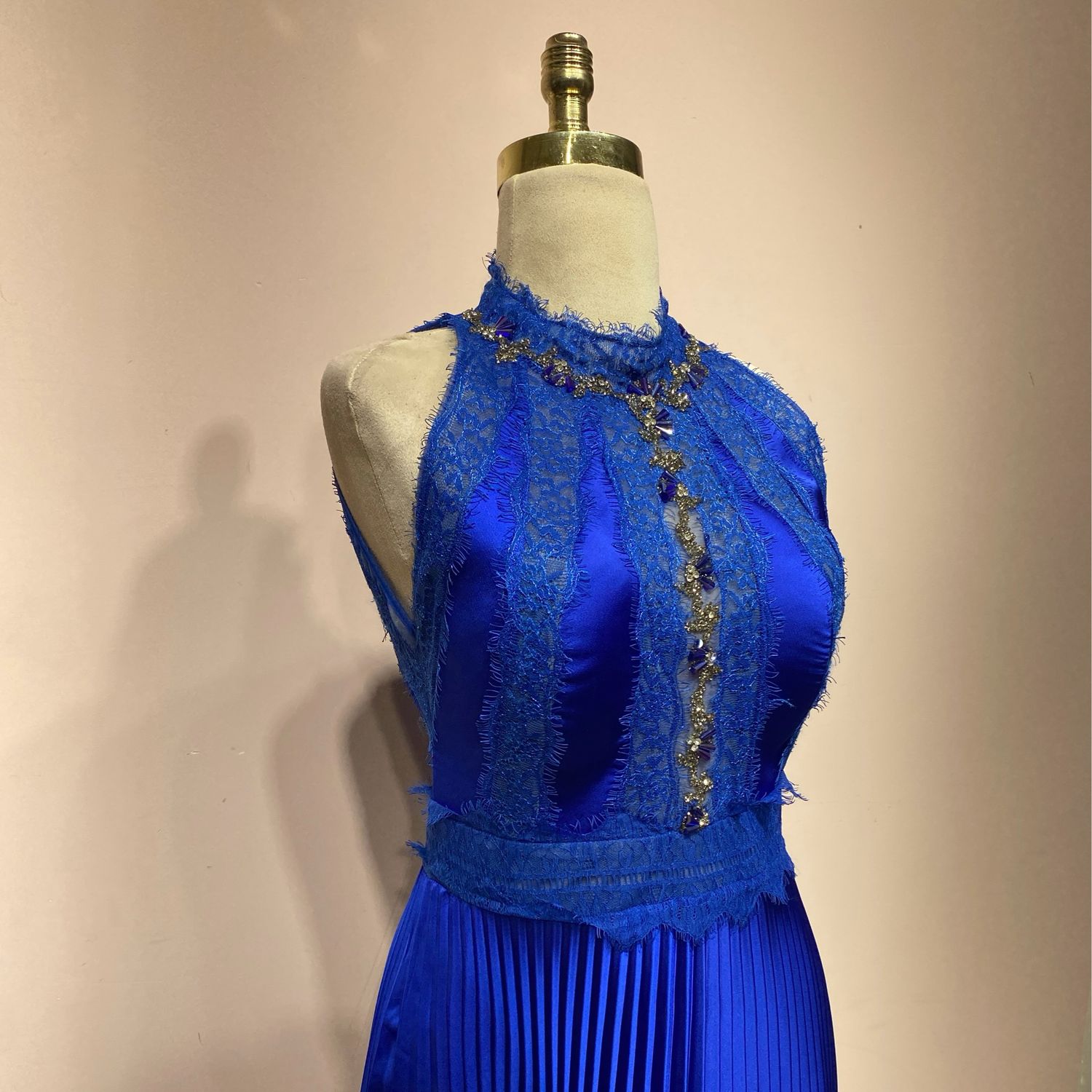 Vestido largo halter, color azul con tonalidad royal. Talla  S