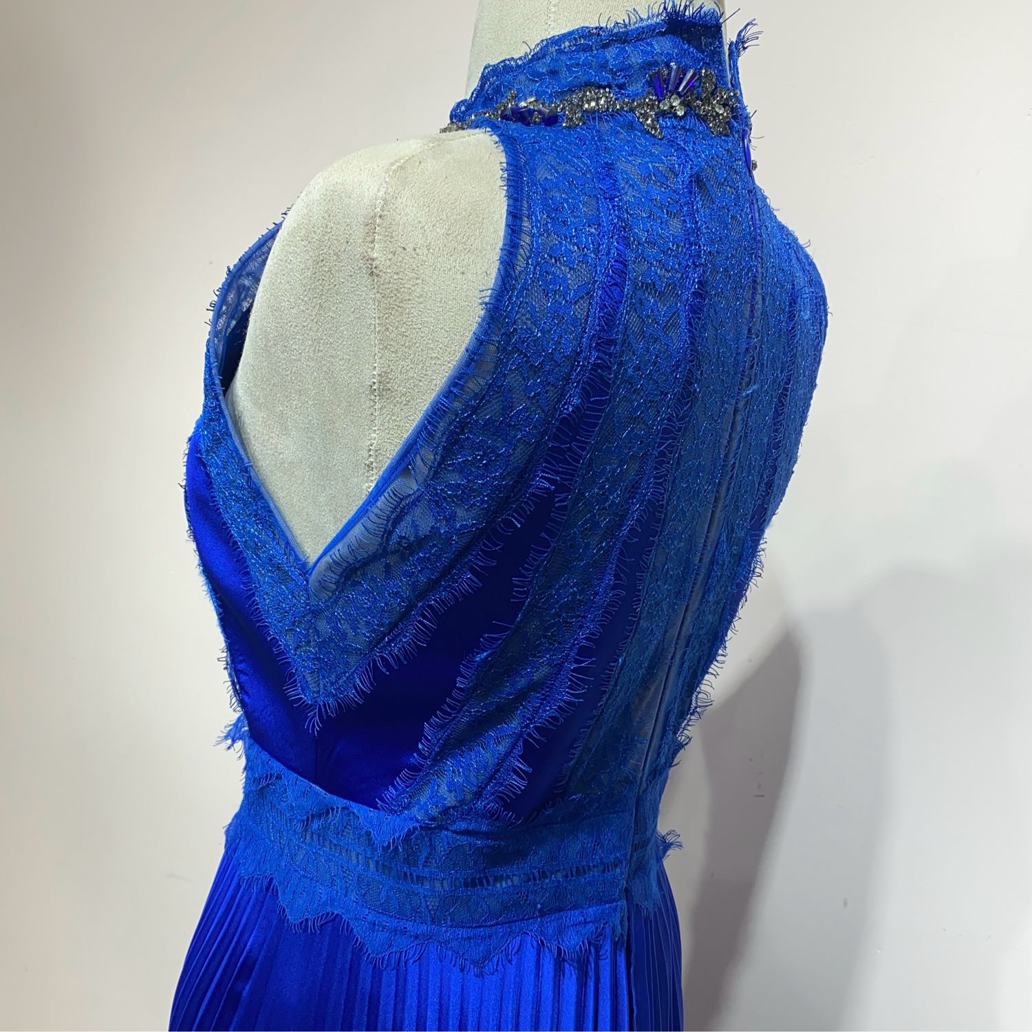Vestido largo halter, color azul con tonalidad royal. Talla  S