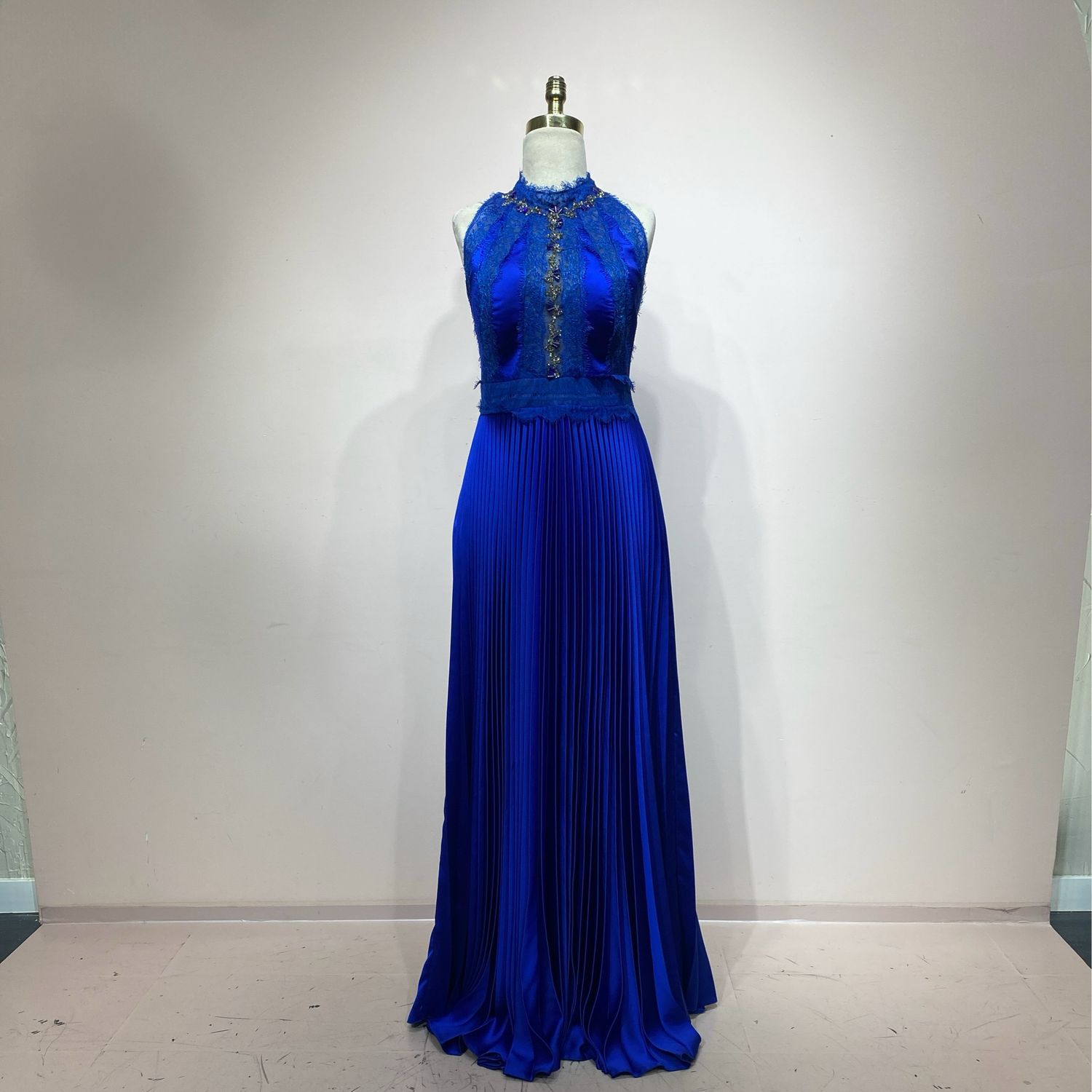Vestido largo halter, color azul con tonalidad royal. Talla  S