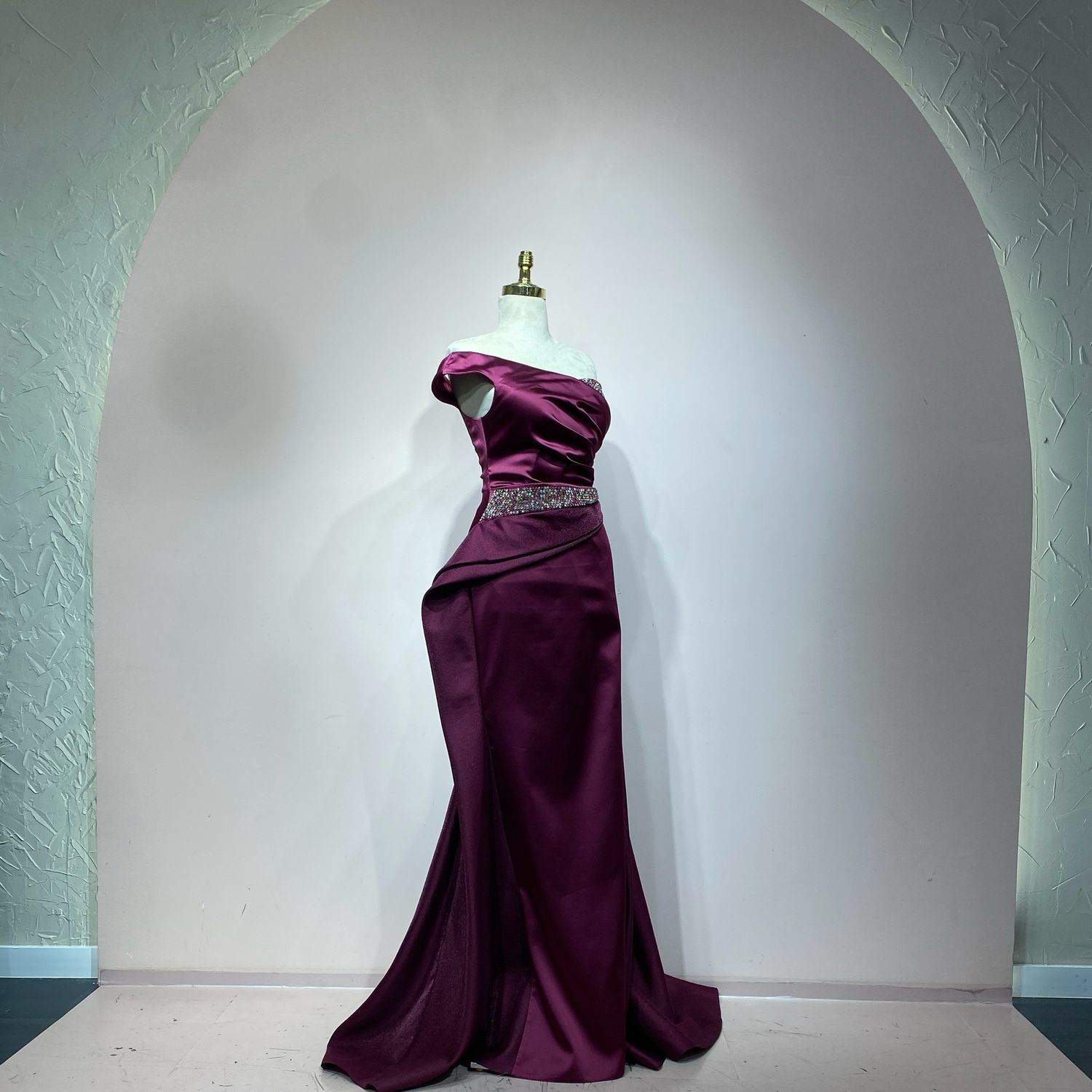 Vestido corte recto, color fucsia. Talla S