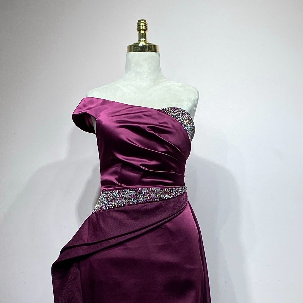 Vestido corte recto, color fucsia. Talla S