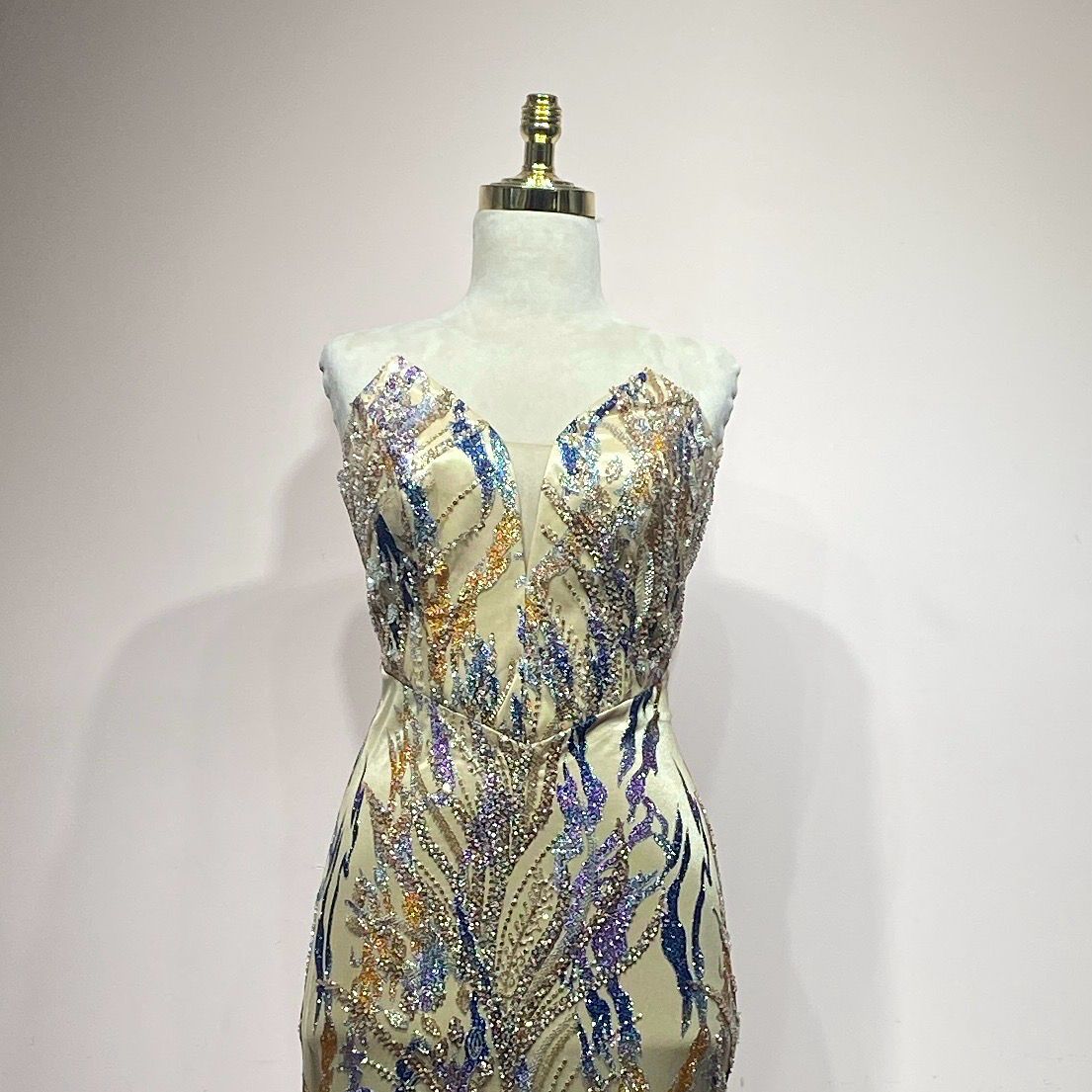 Vestido sirena dorado talla 3