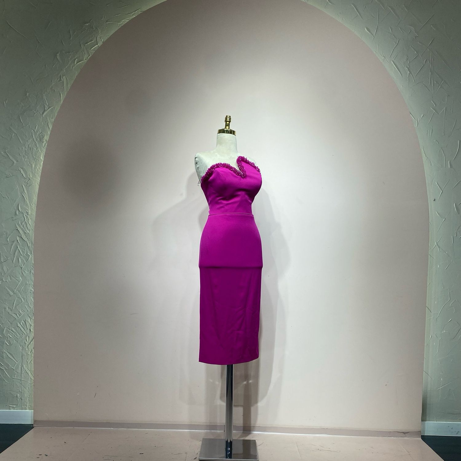 Vestido corte midi fucsia