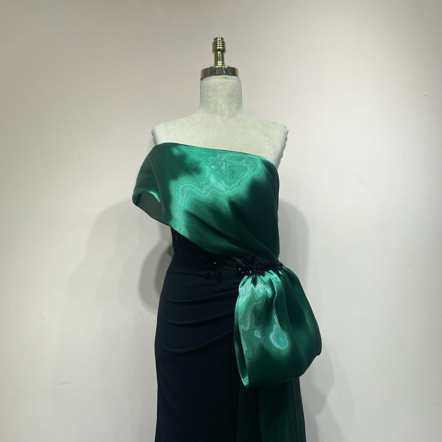 Vestido corte sirena negro talla 40/8