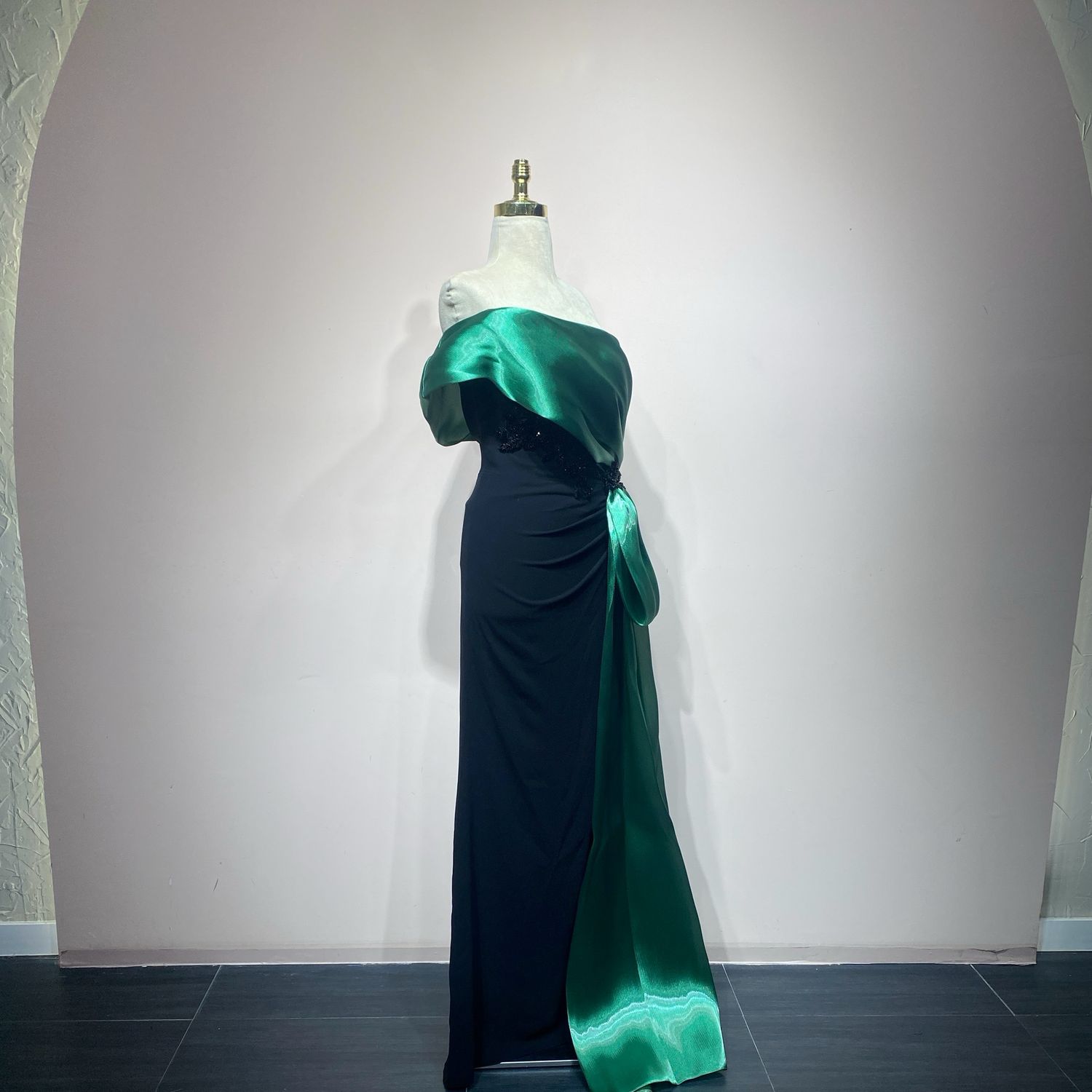 Vestido corte sirena negro talla 40/8